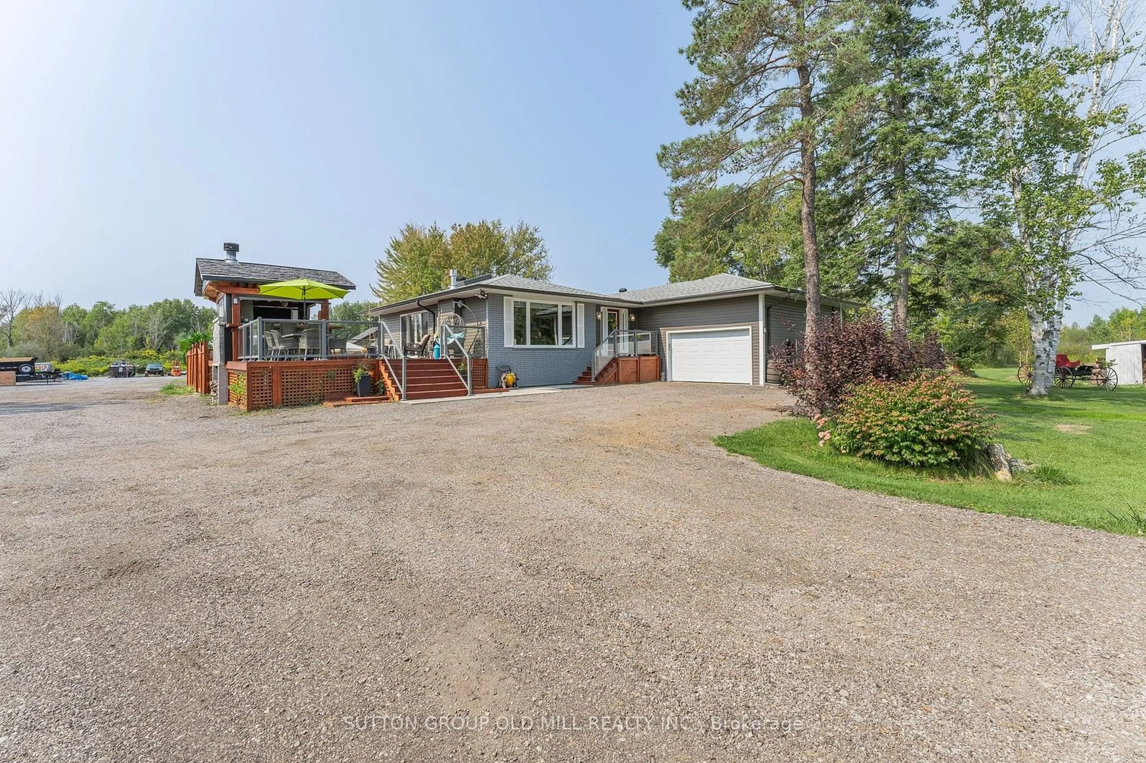 A pic from outside/outdoor area/front of a property/back of a property/a pic from drone, street for 25178 Valleyview Dr, Georgina Ontario L0E 1R0