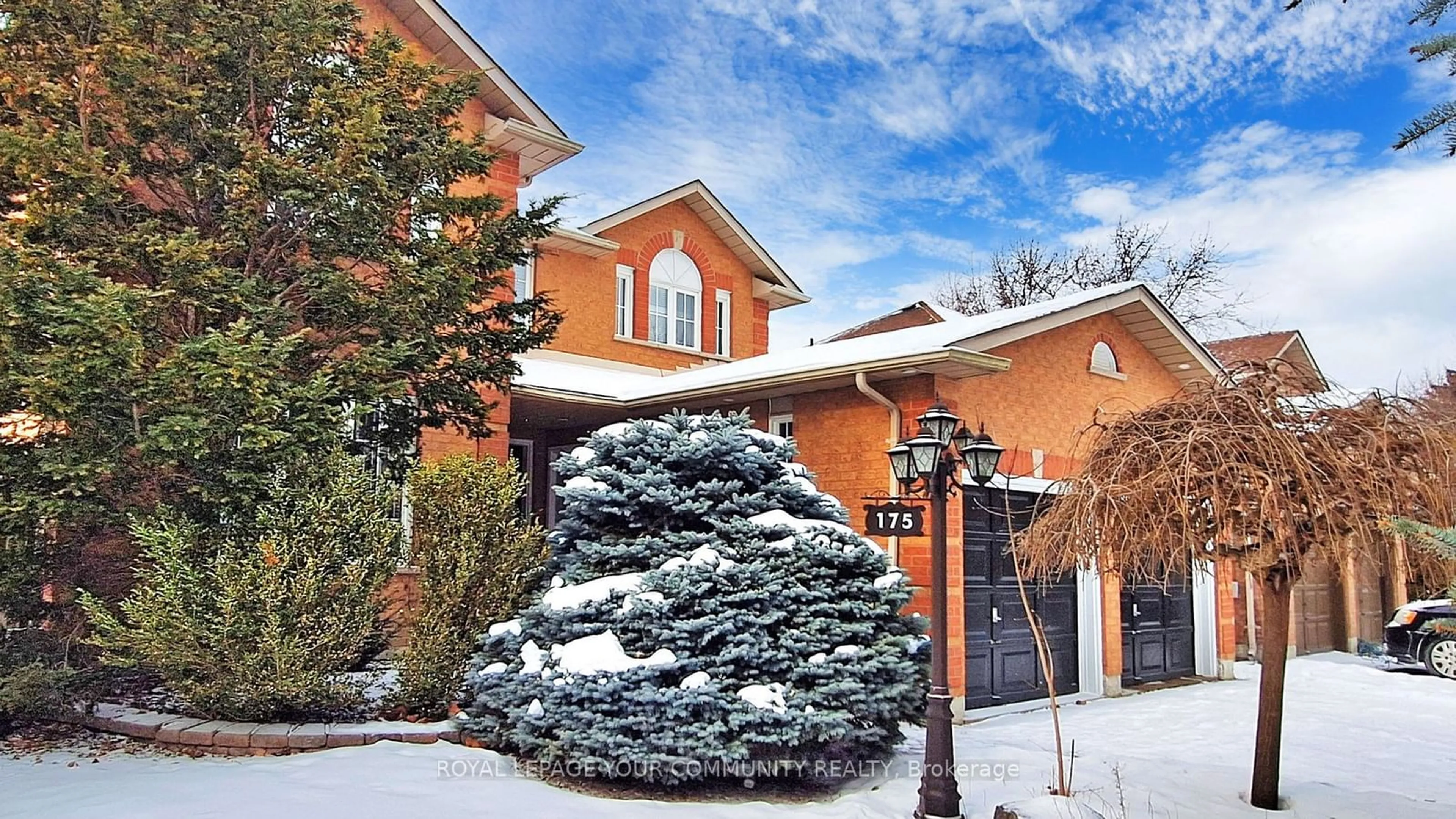 Indoor foyer for 175 Rhodes Circ, Newmarket Ontario L3X 1V3