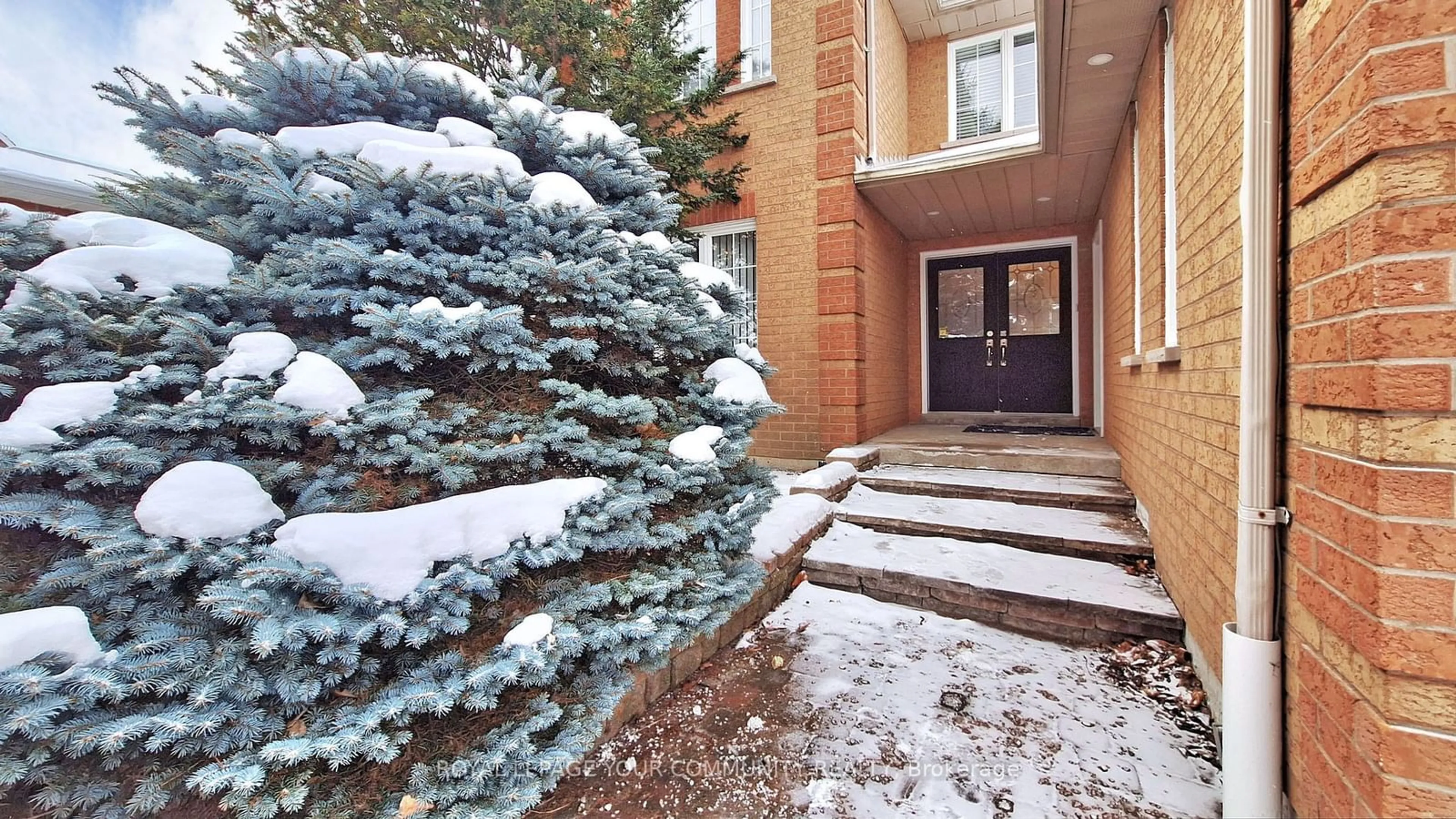 Indoor foyer for 175 Rhodes Circ, Newmarket Ontario L3X 1V3