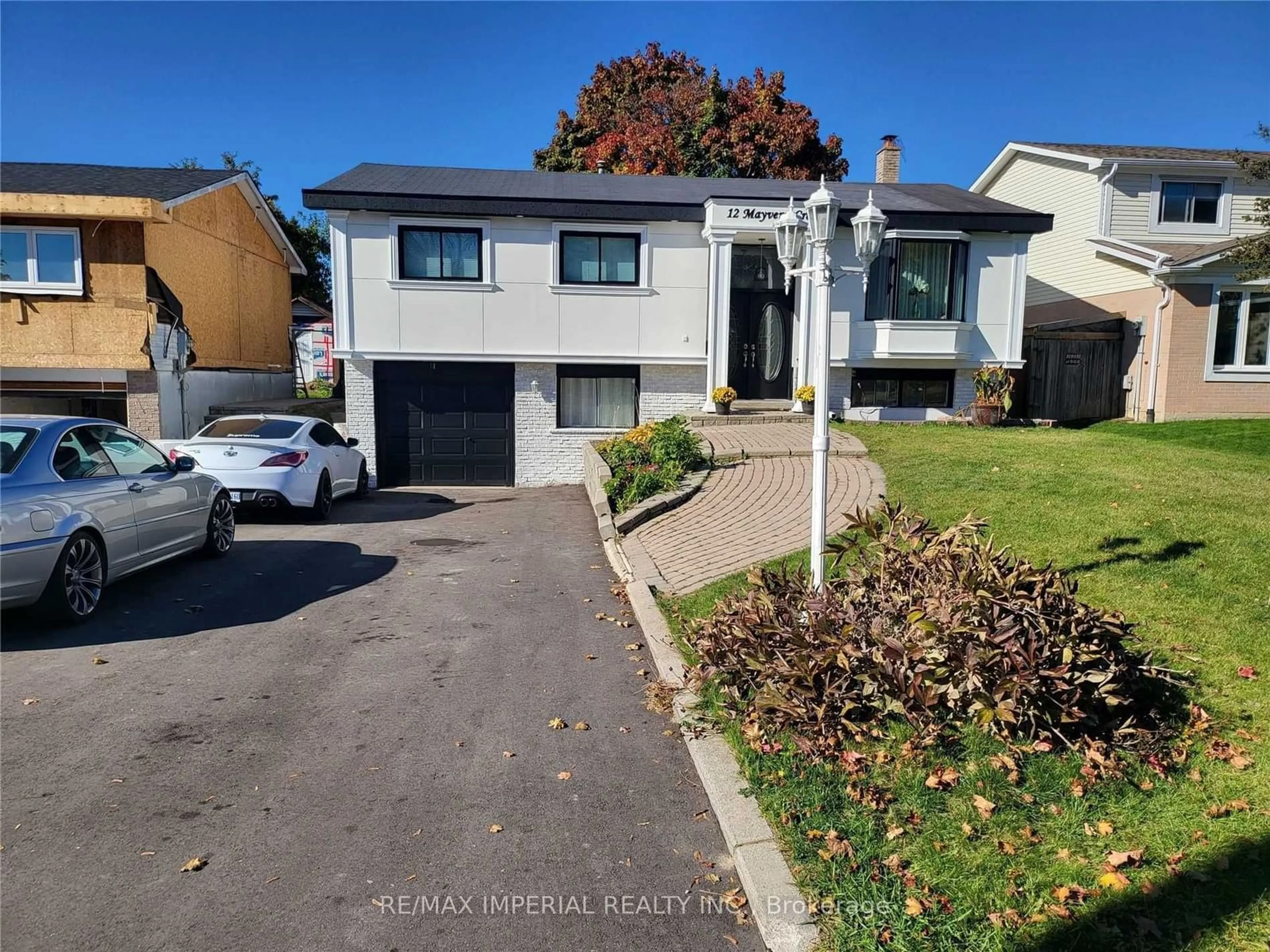 A pic from outside/outdoor area/front of a property/back of a property/a pic from drone, street for 12 Mayvern Cres, Richmond Hill Ontario L4C 5J4