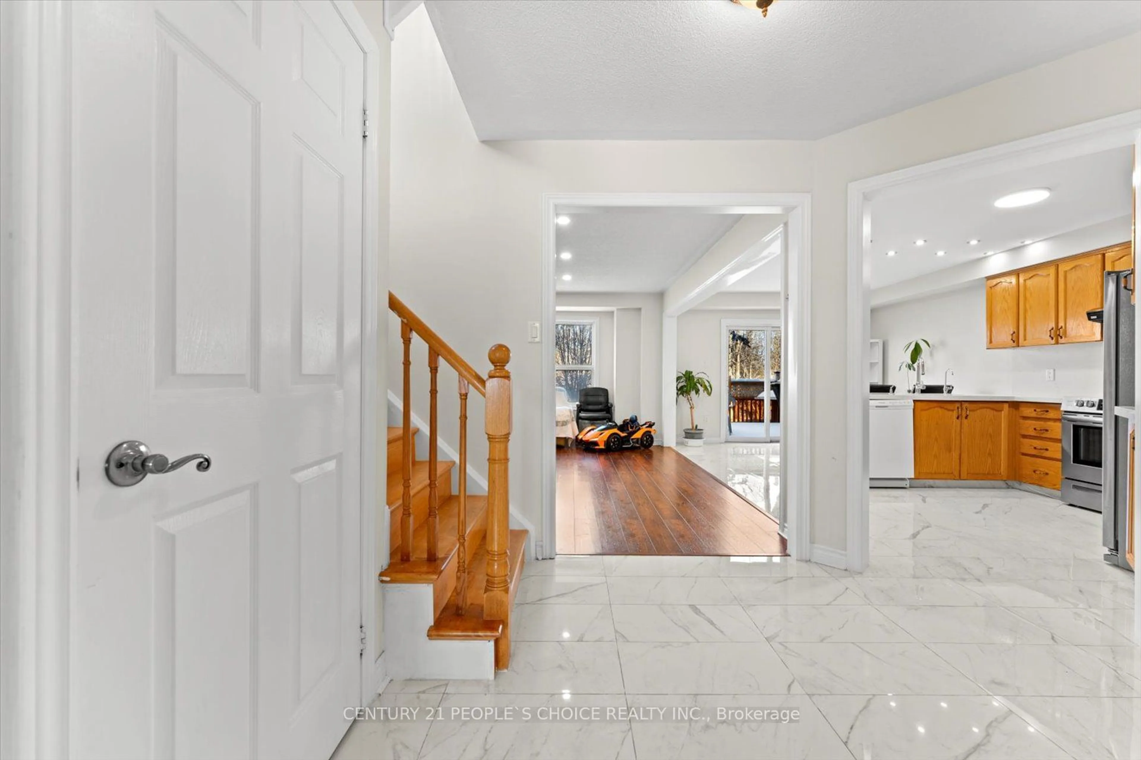 Indoor foyer for 26 Rainbow Crt, Georgina Ontario L4P 3Z6