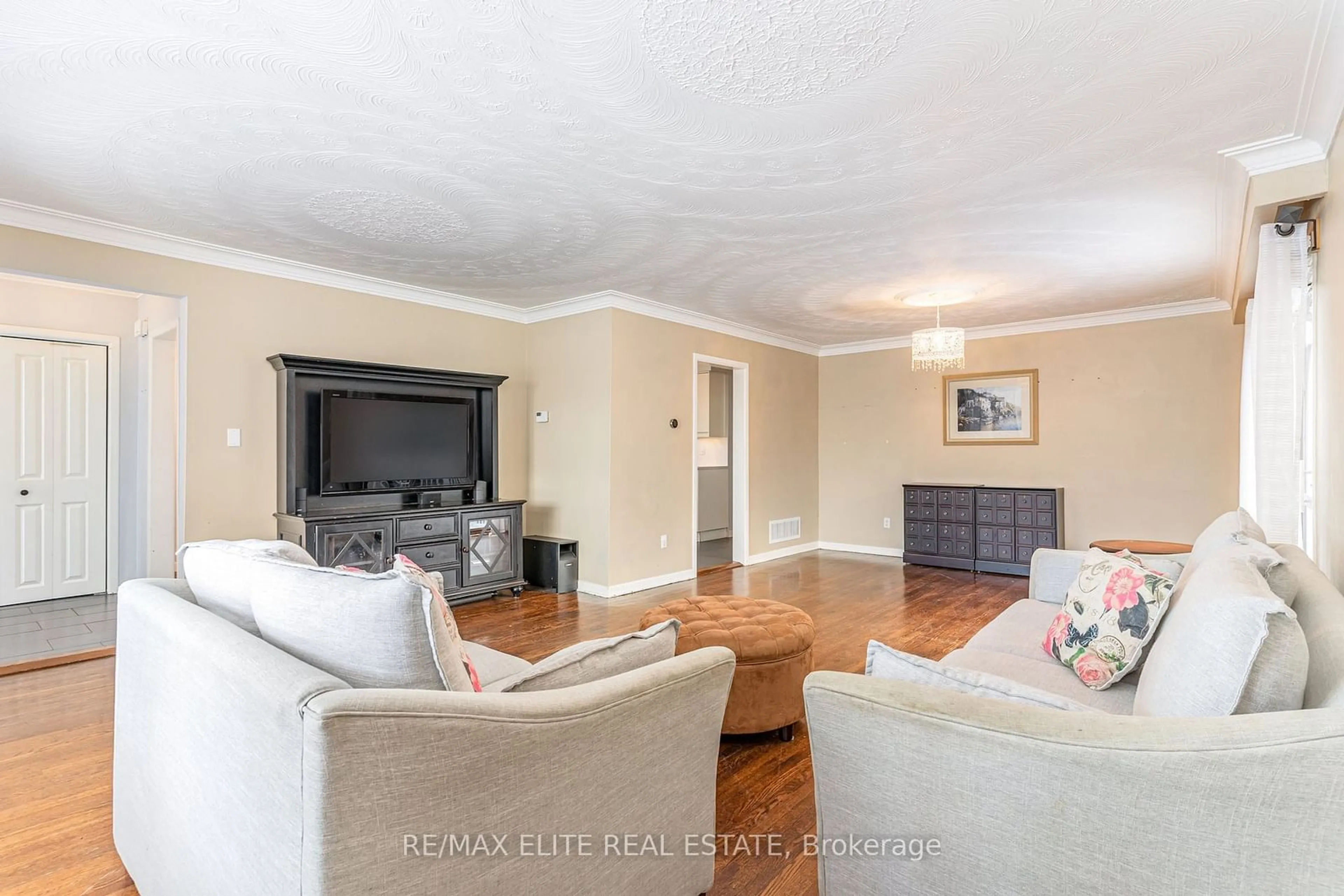 Living room with furniture, wood/laminate floor for 9611 Keele St, Vaughan Ontario L6A 1M1