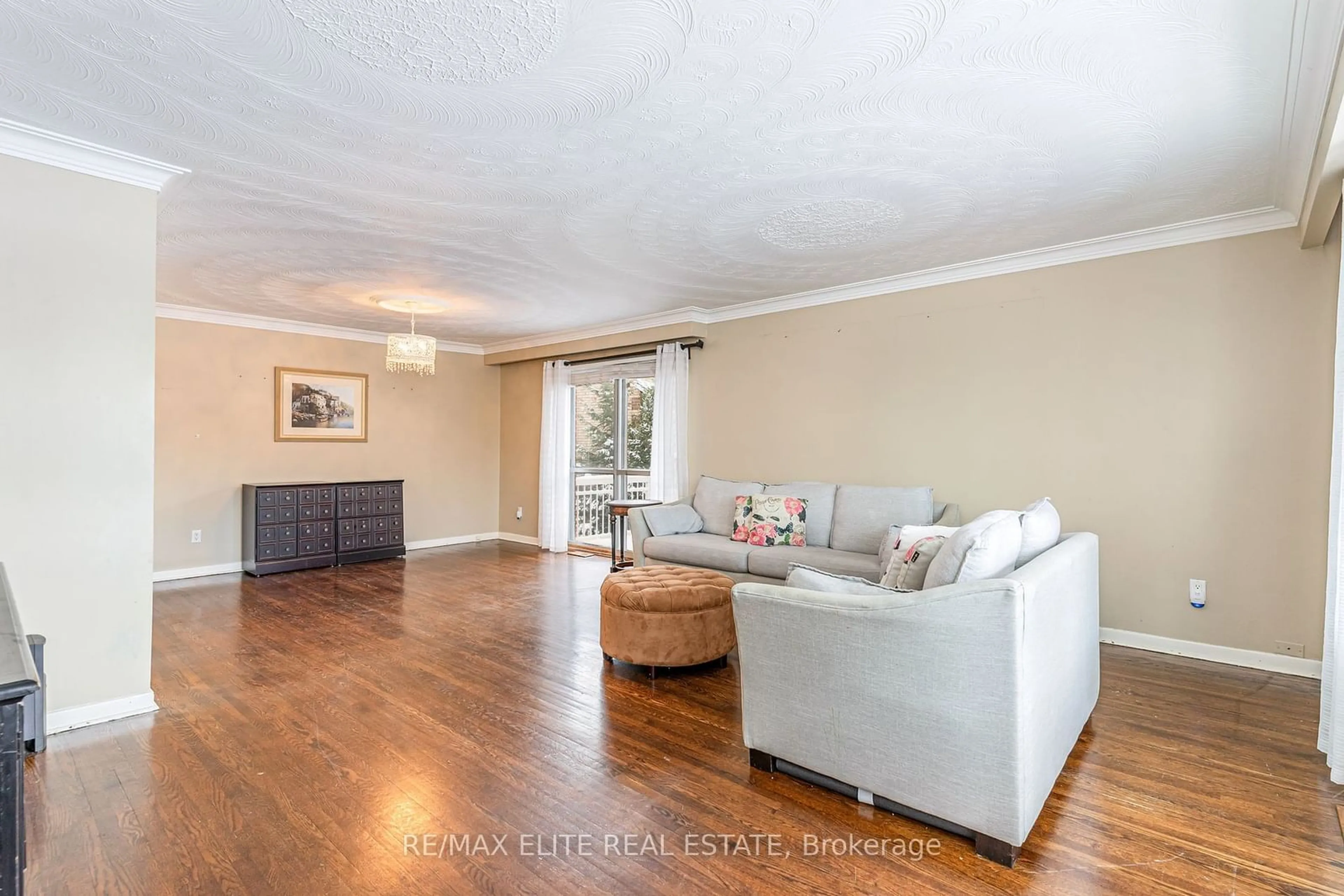 Living room with furniture, wood/laminate floor for 9611 Keele St, Vaughan Ontario L6A 1M1