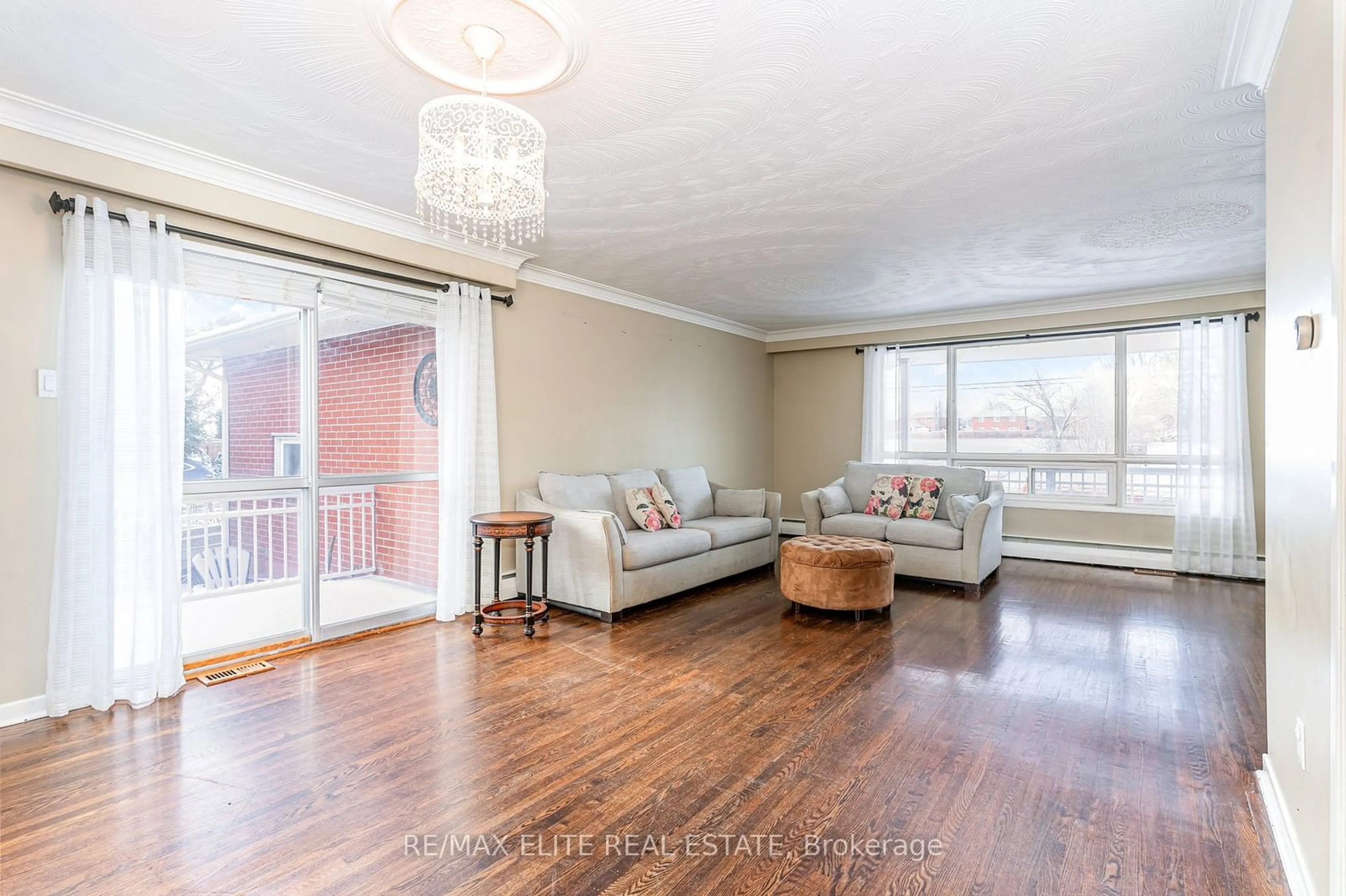 Living room with furniture, wood/laminate floor for 9611 Keele St, Vaughan Ontario L6A 1M1