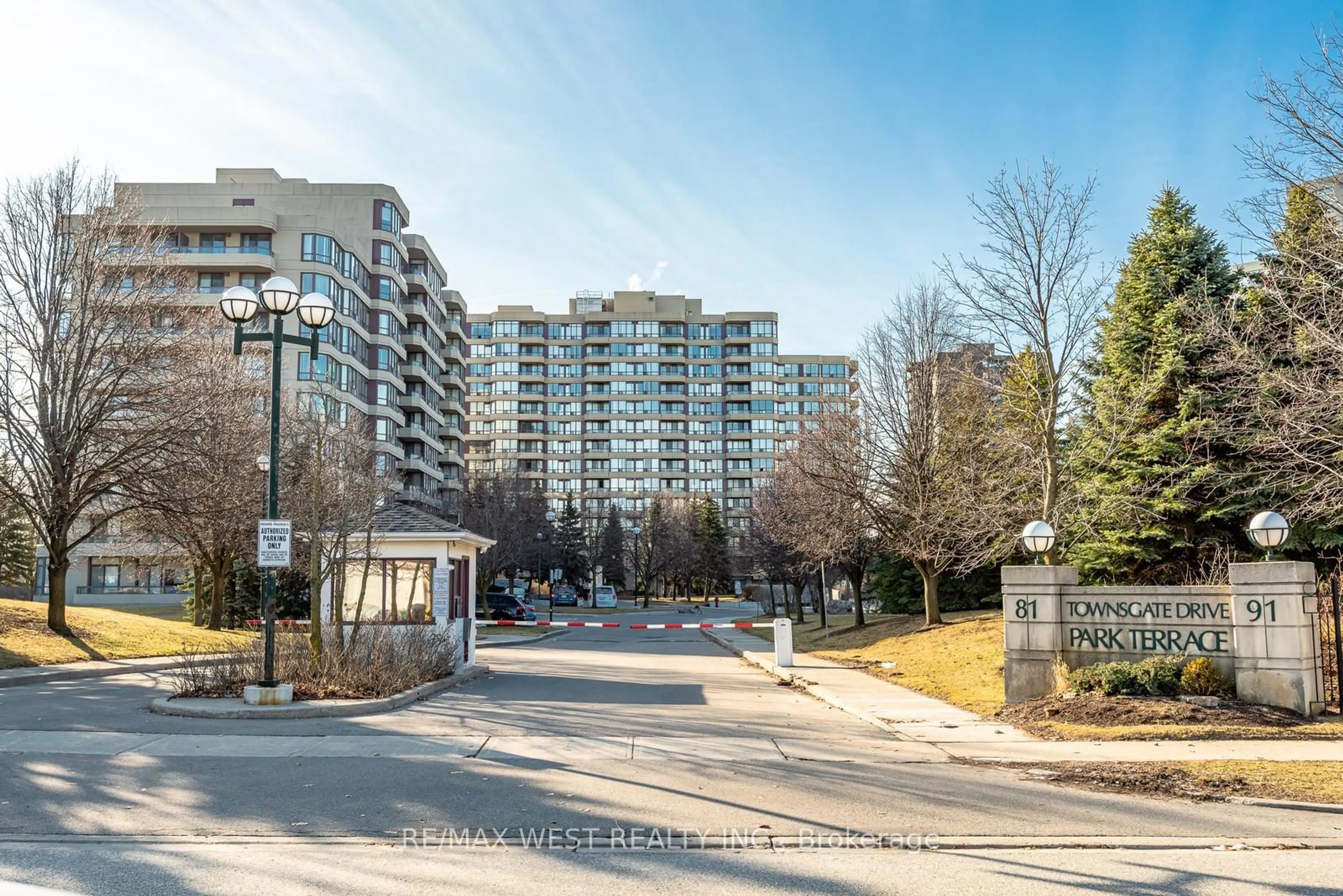 Unknown for 81 Townsgate Dr #311, Vaughan Ontario L4J 8E6