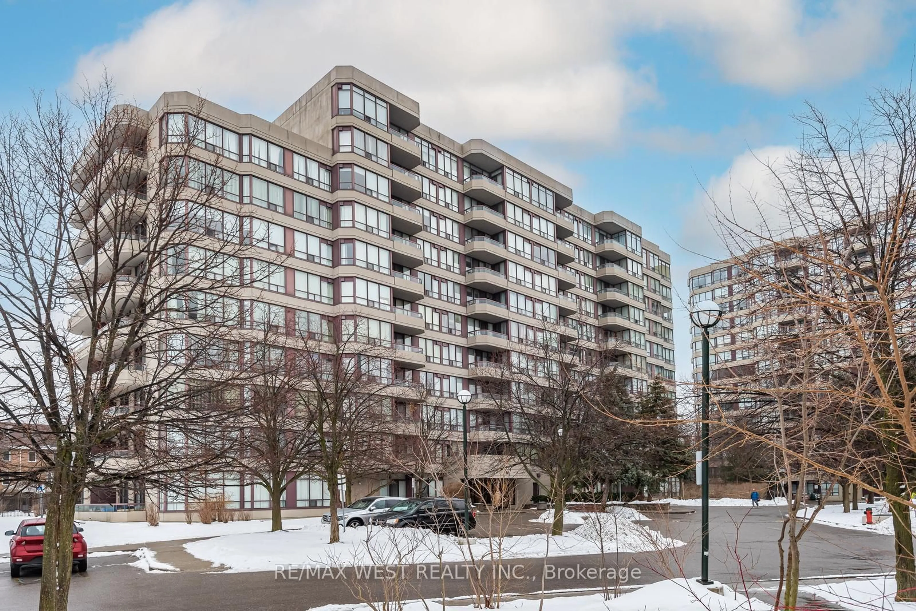 Blurry image for 81 Townsgate Dr #311, Vaughan Ontario L4J 8E6