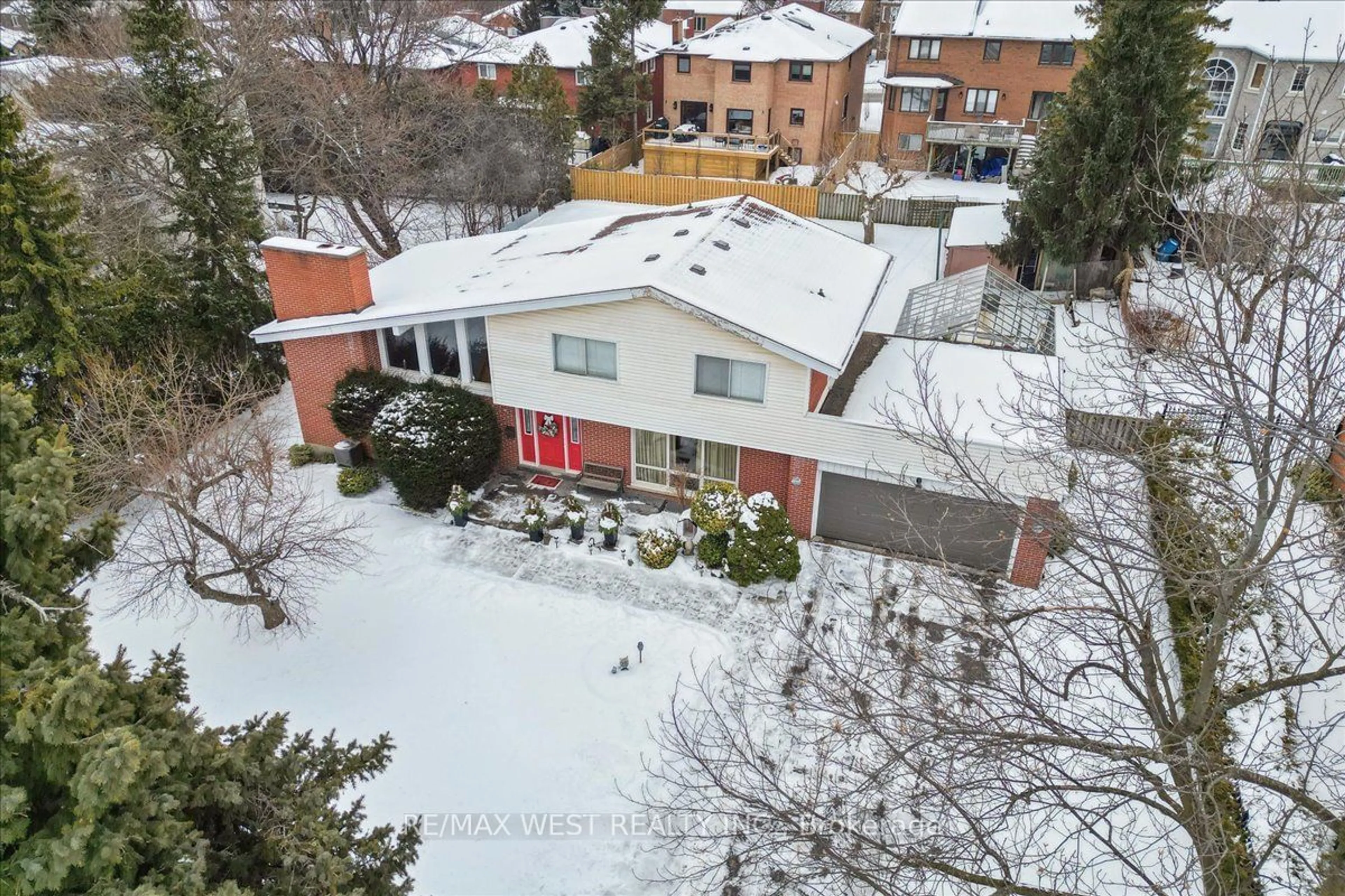 A pic from outside/outdoor area/front of a property/back of a property/a pic from drone, street for 187 Arnold Ave, Vaughan Ontario L4J 1C1