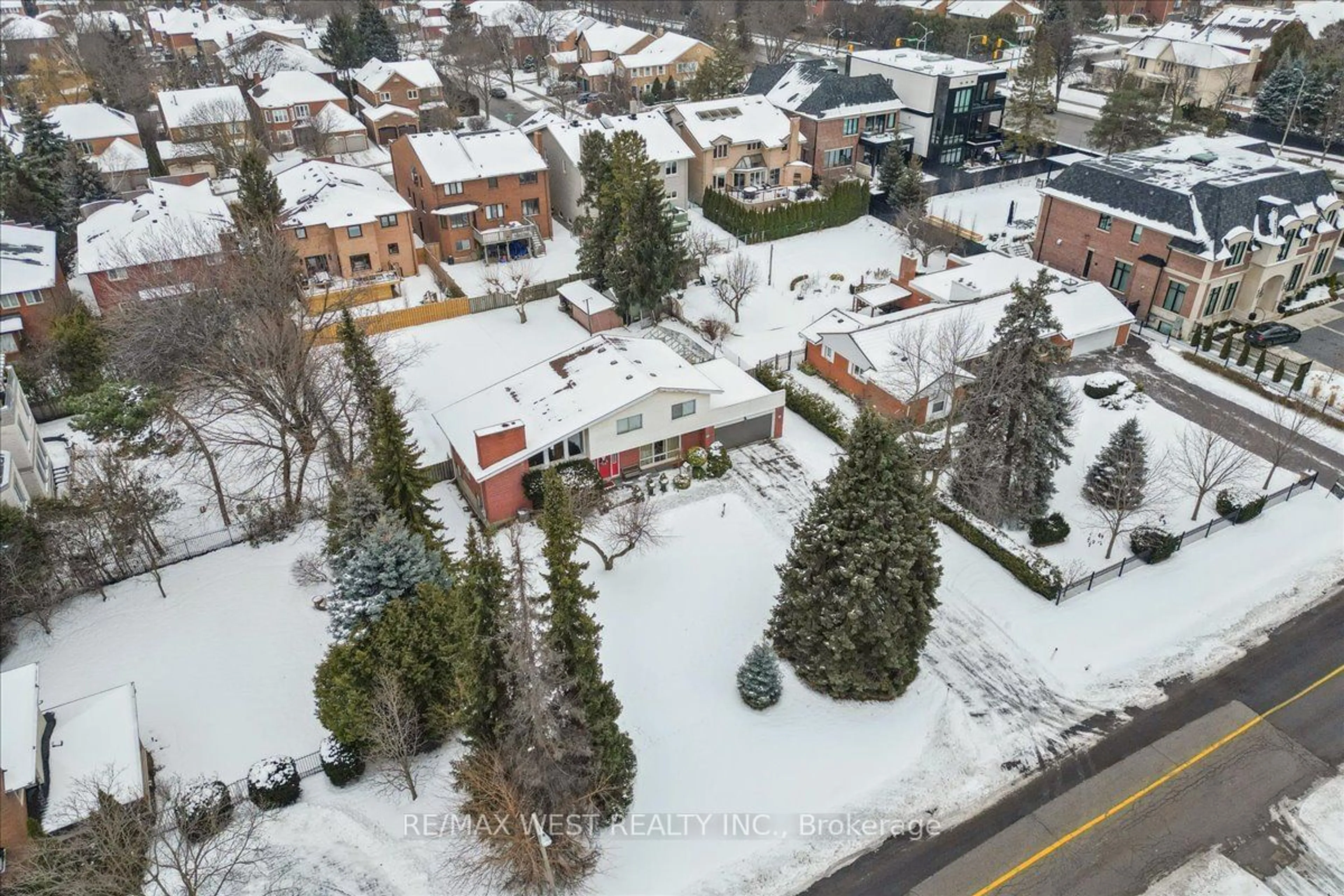 A pic from outside/outdoor area/front of a property/back of a property/a pic from drone, street for 187 Arnold Ave, Vaughan Ontario L4J 1C1