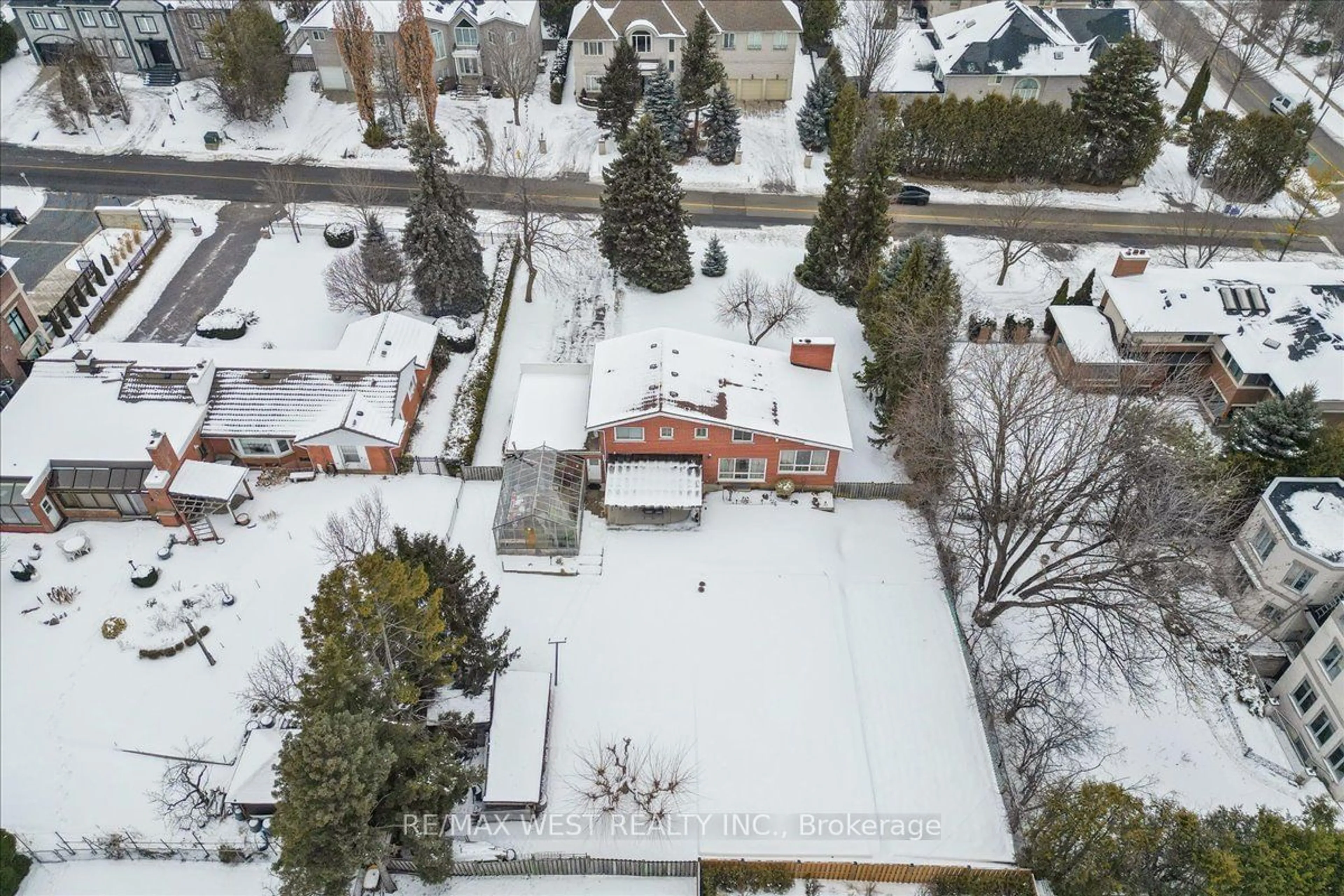 A pic from outside/outdoor area/front of a property/back of a property/a pic from drone, street for 187 Arnold Ave, Vaughan Ontario L4J 1C1