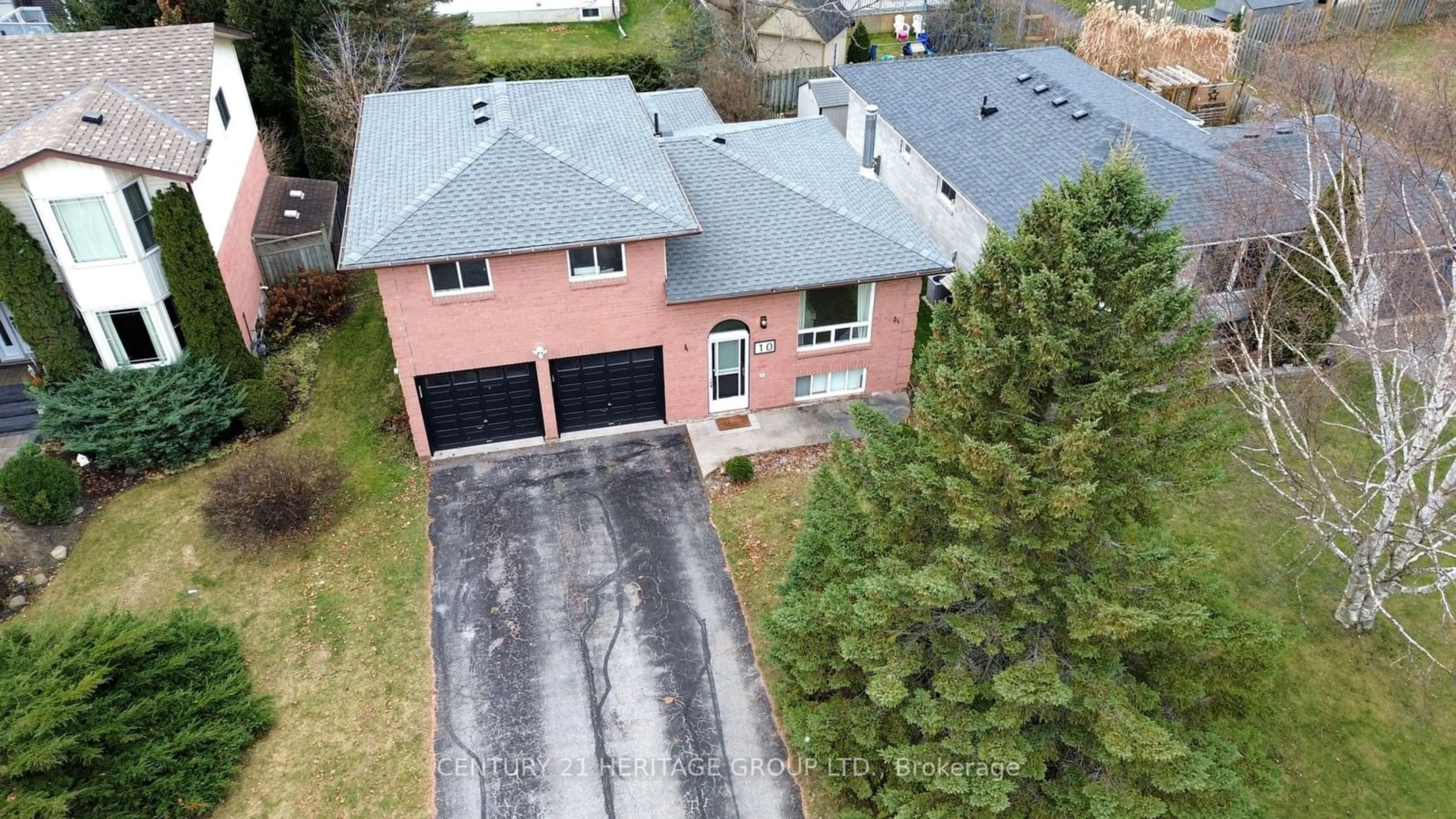 A pic from outside/outdoor area/front of a property/back of a property/a pic from drone, street for 10 Hawkins St, Georgina Ontario L0E 1R0