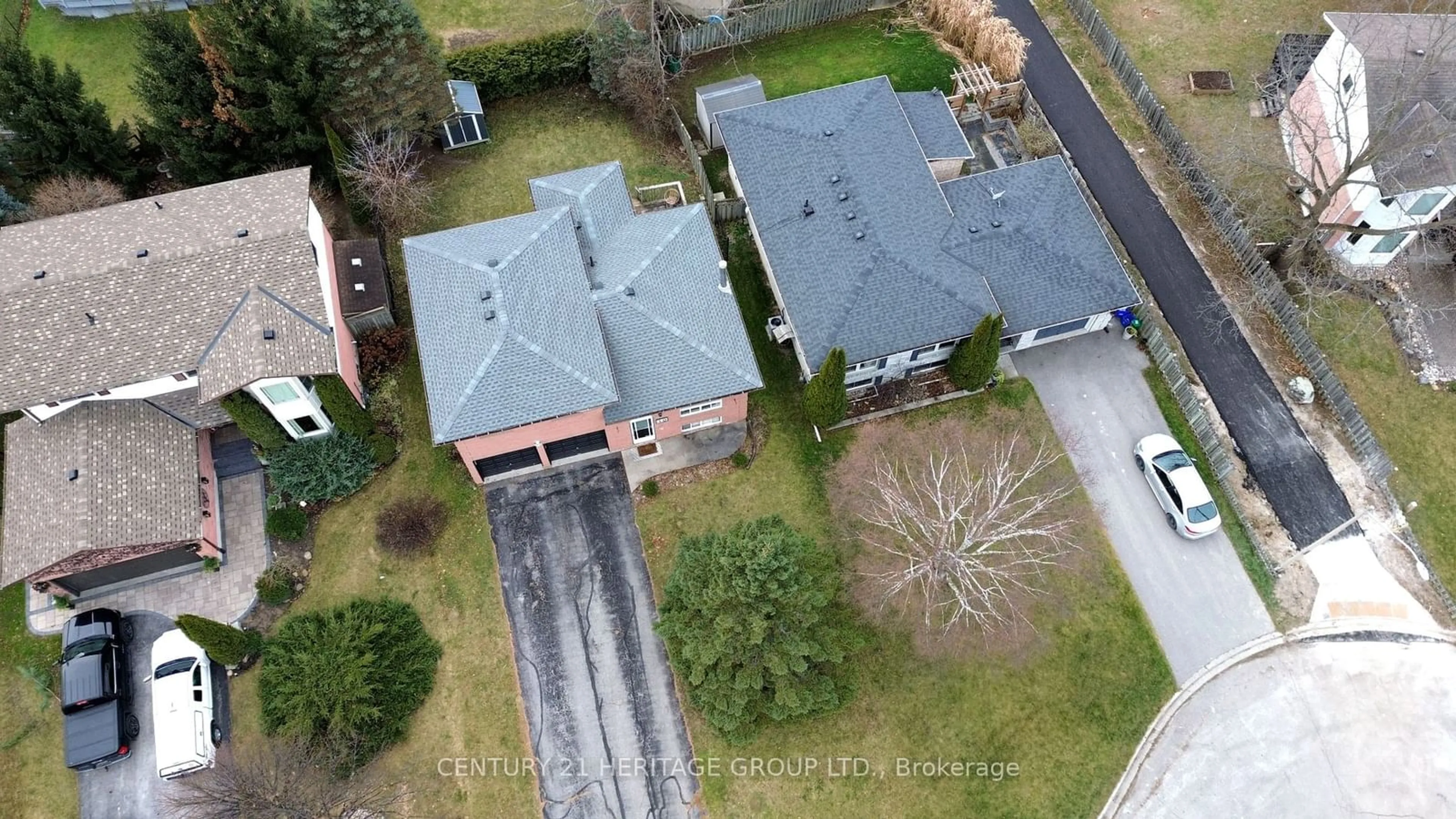 A pic from outside/outdoor area/front of a property/back of a property/a pic from drone, street for 10 Hawkins St, Georgina Ontario L0E 1R0