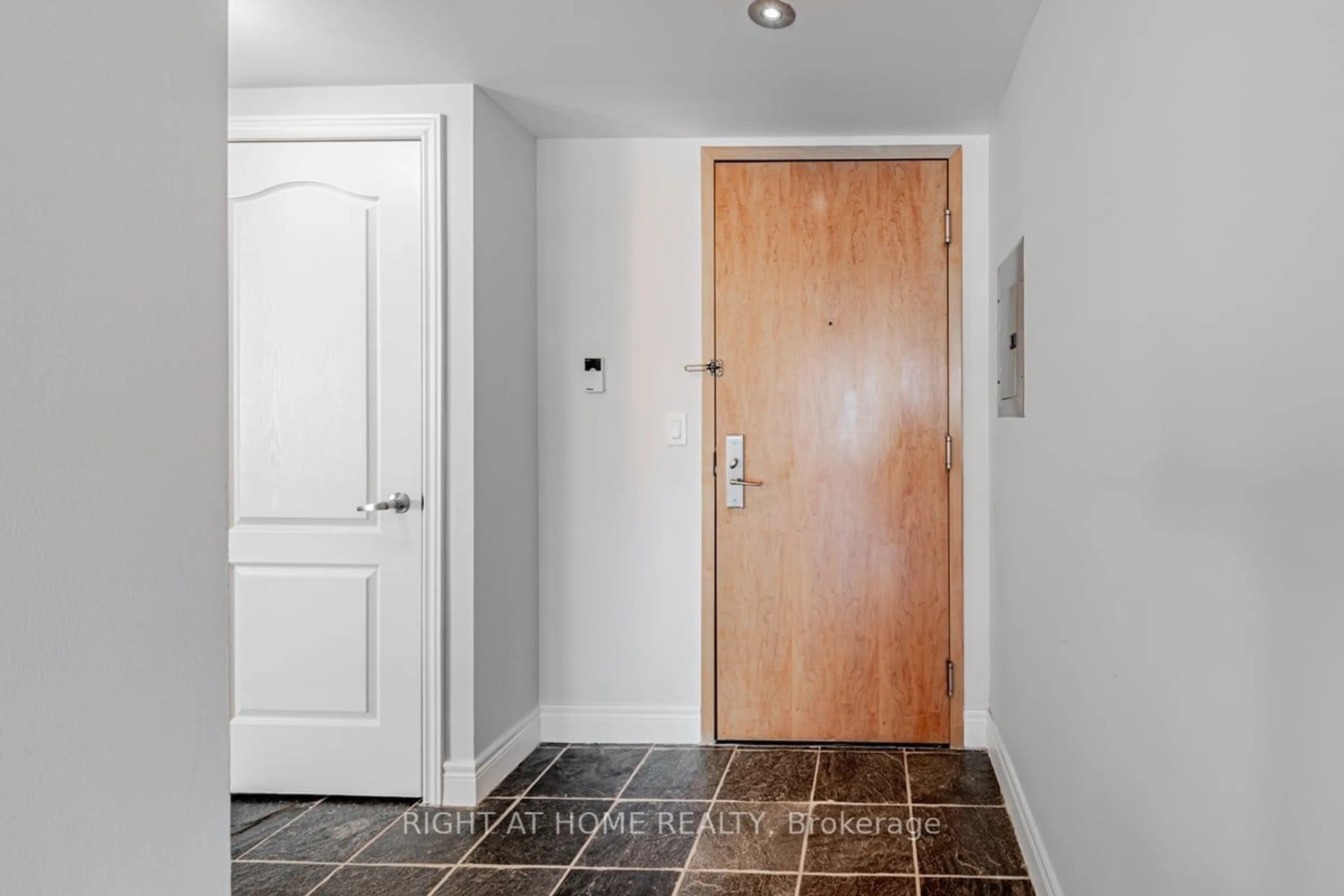 Indoor entryway for 48 Suncrest Blvd #811, Markham Ontario L3T 7Y6