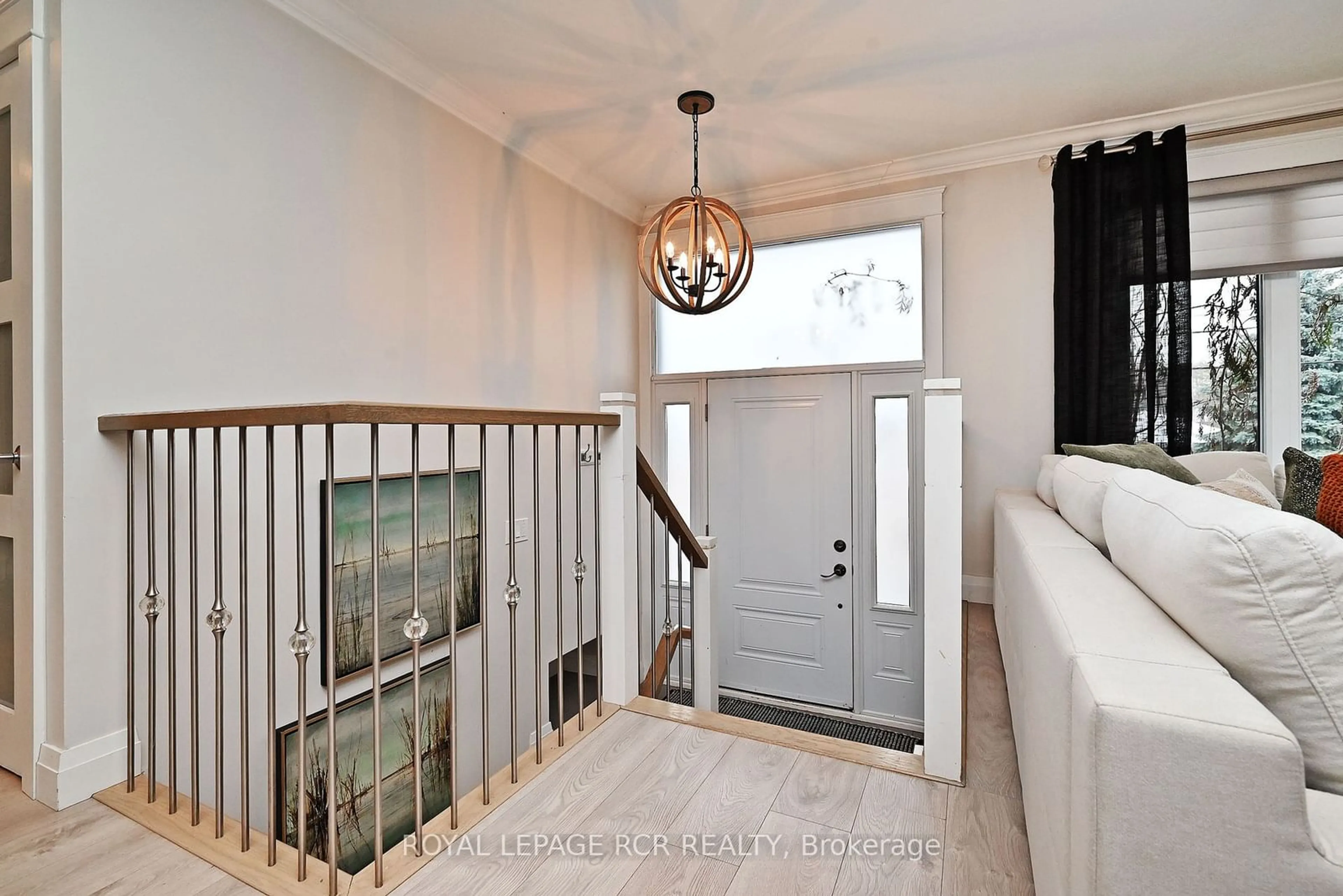 Indoor entryway for 93 Queen St, Newmarket Ontario L3Y 2E7