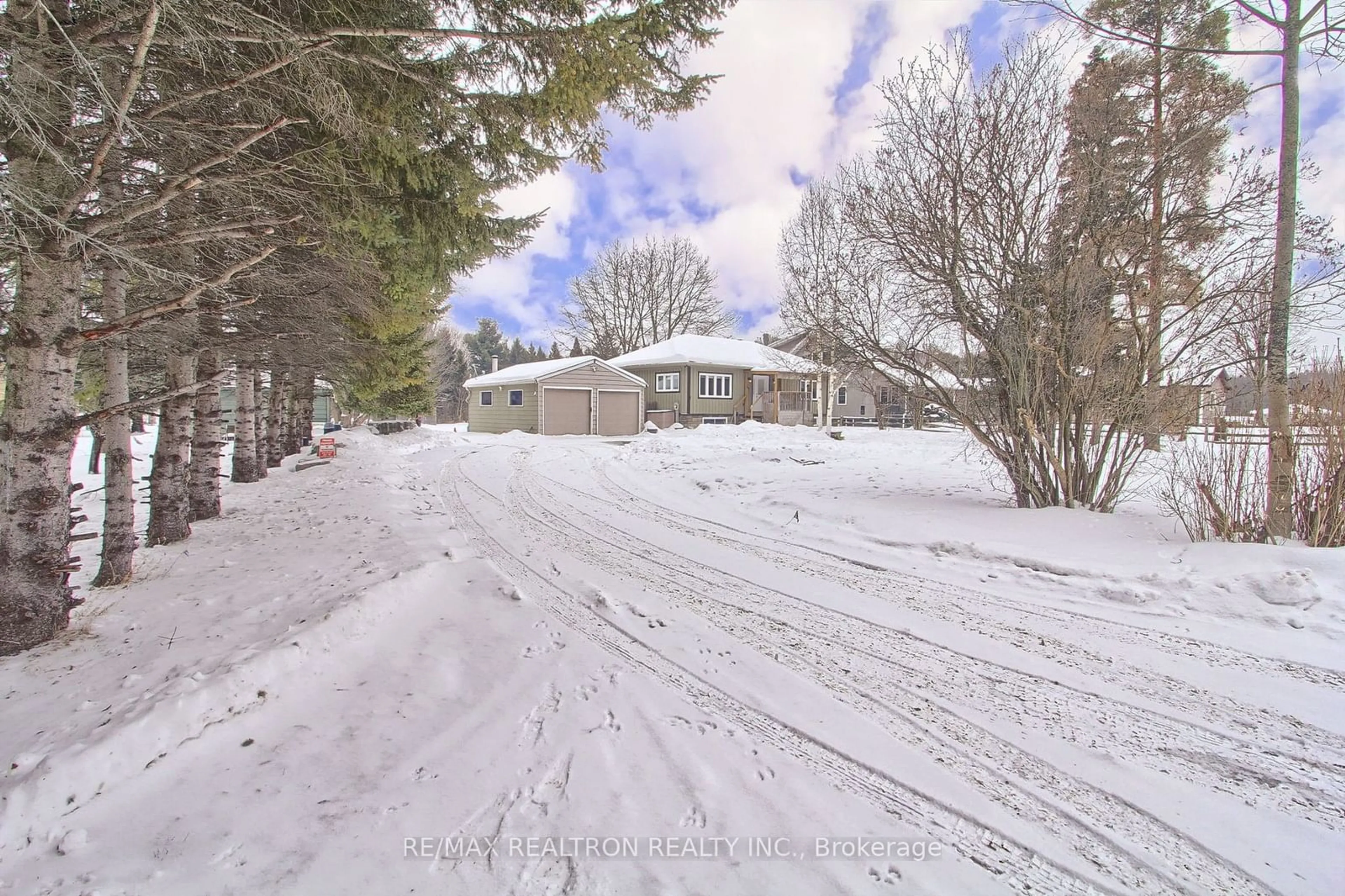 A pic from outside/outdoor area/front of a property/back of a property/a pic from drone, street for 10 Crydermans Rd, Georgina Ontario L0E 1R0