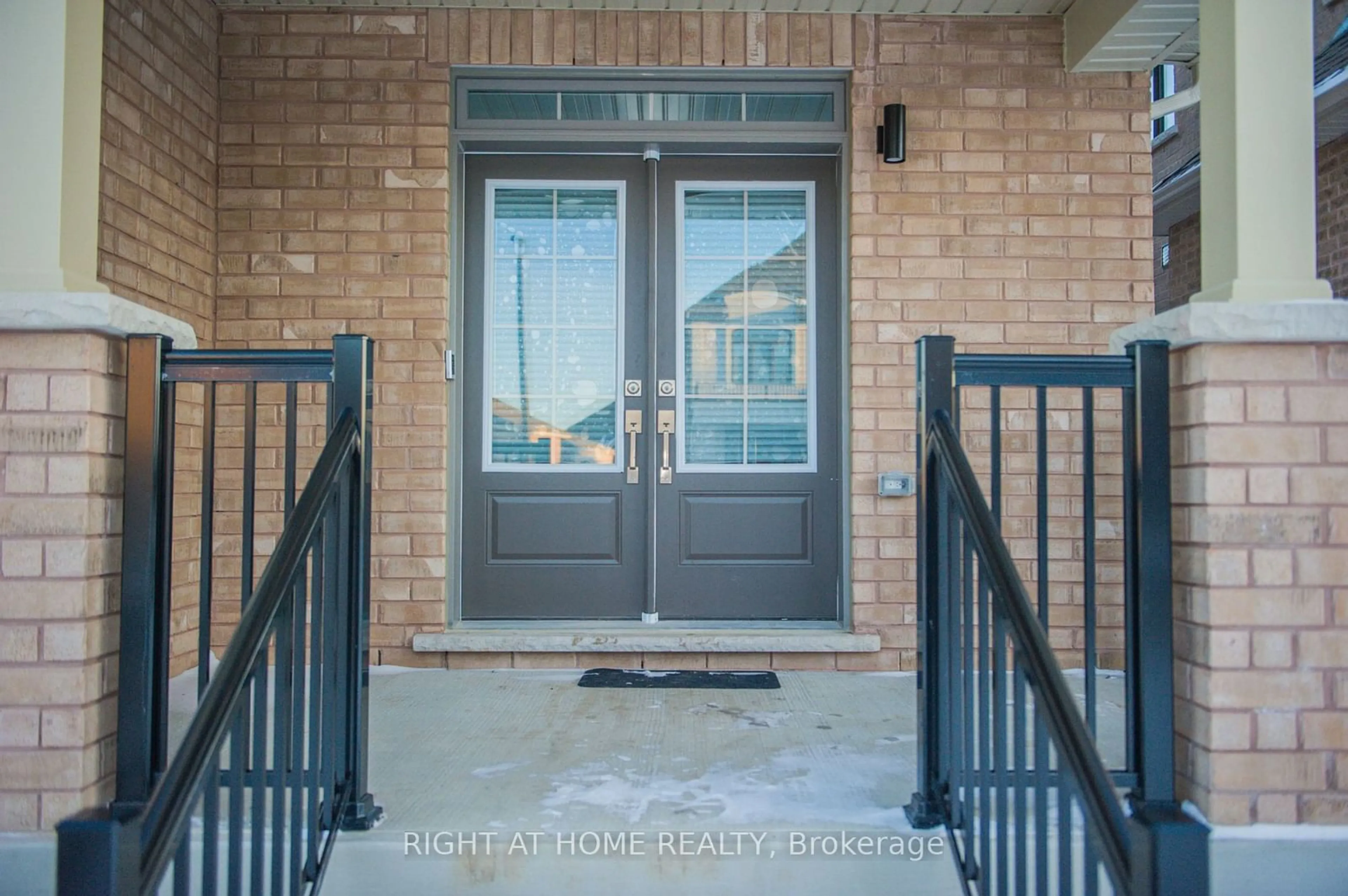 Indoor entryway for 5 Stennett Dr, Georgina Ontario L4P 0J4