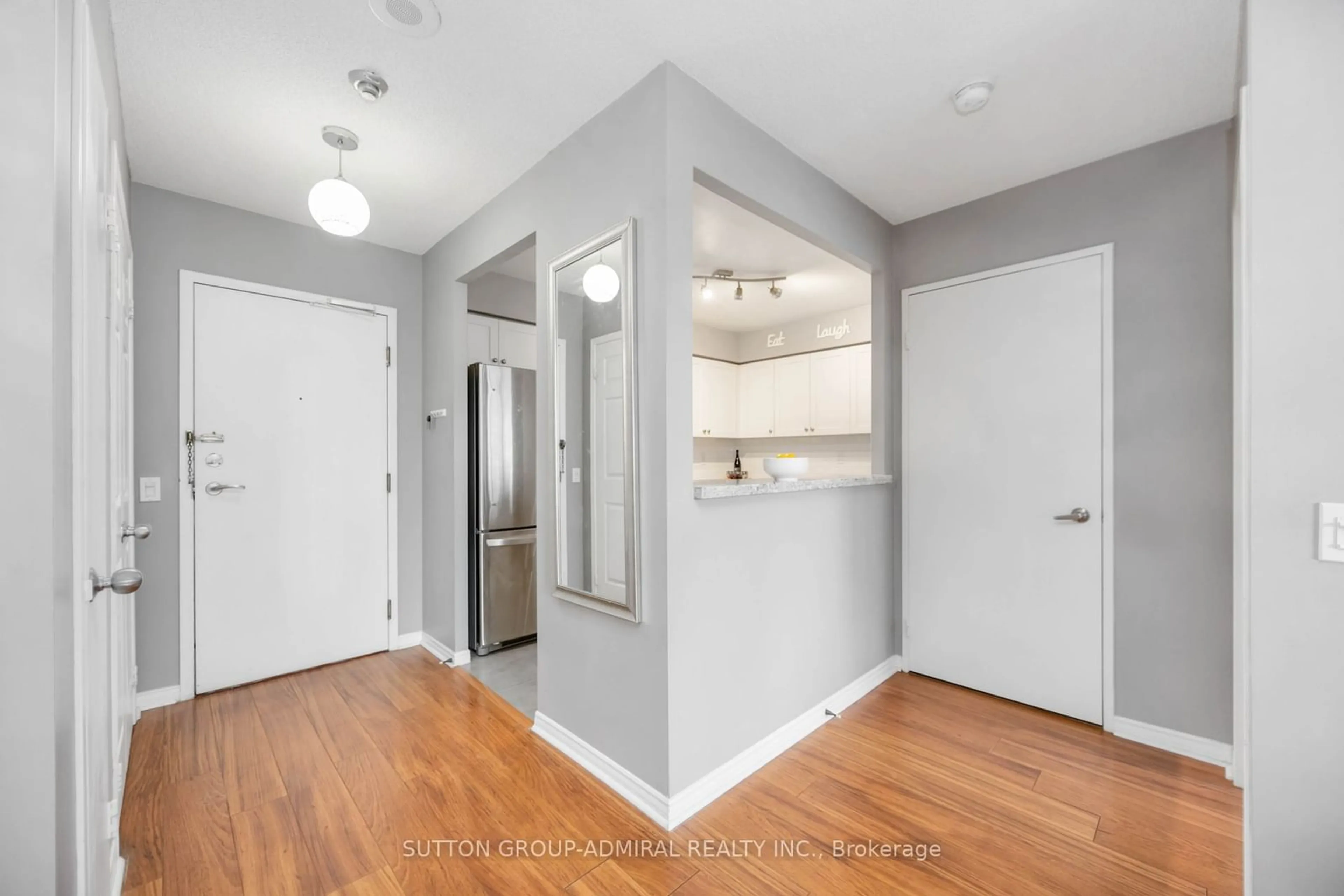 Indoor entryway for 81 Townsgate Dr #412, Vaughan Ontario L4J 8E6