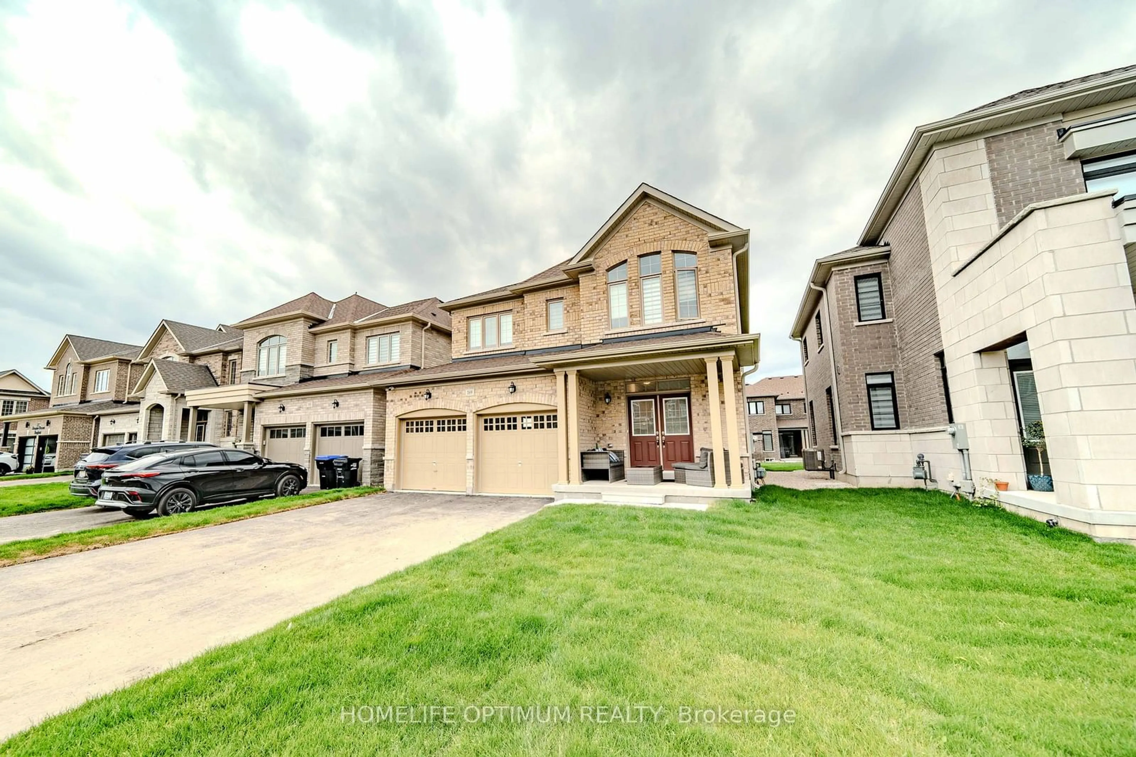 A pic from outside/outdoor area/front of a property/back of a property/a pic from drone, street for 169 Ferragine Cres, Bradford West Gwillimbury Ontario L3Z 4K1