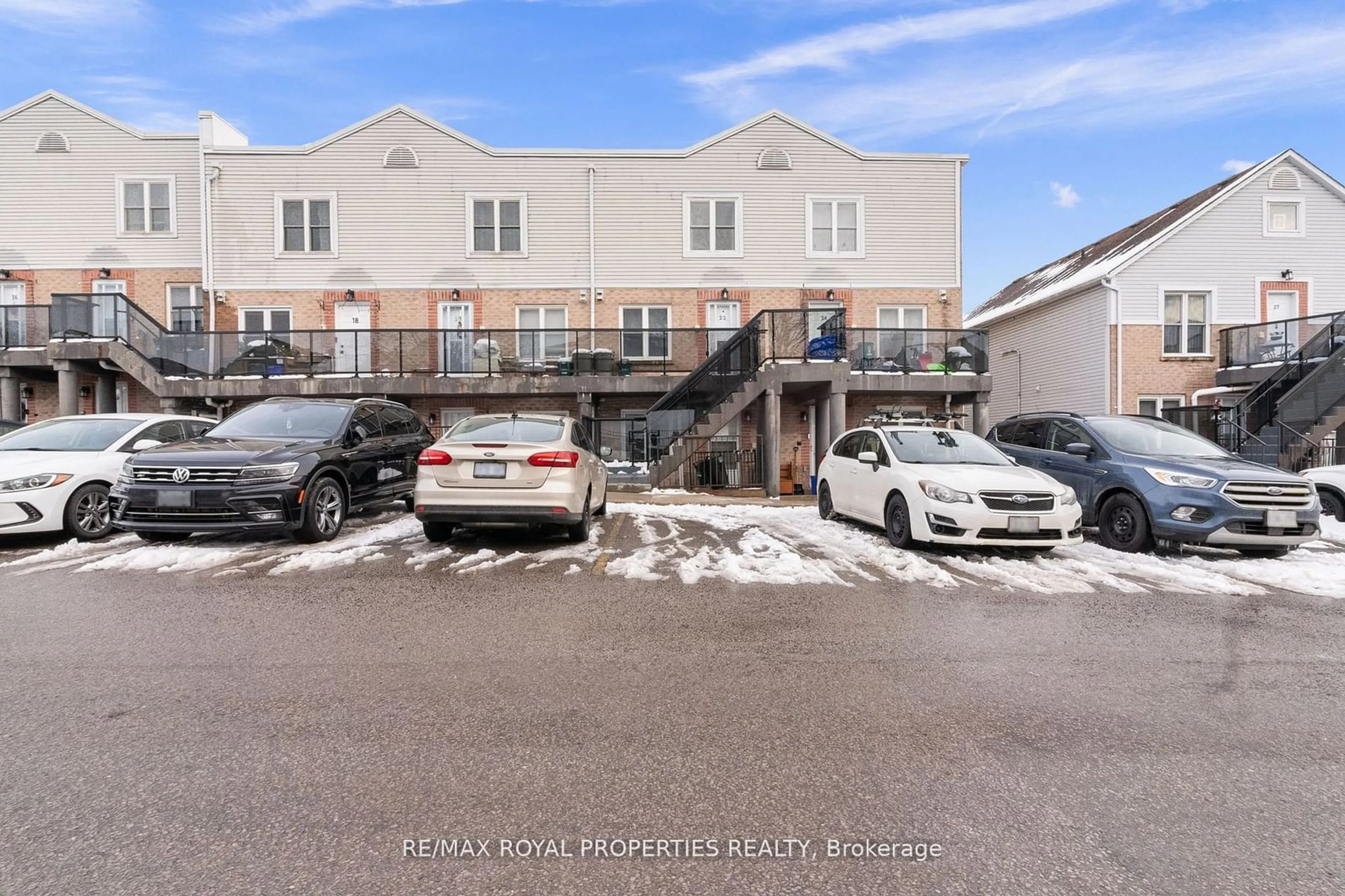 A pic from outside/outdoor area/front of a property/back of a property/a pic from drone, street for 115 Main St #22, Newmarket Ontario L3Y 8J2