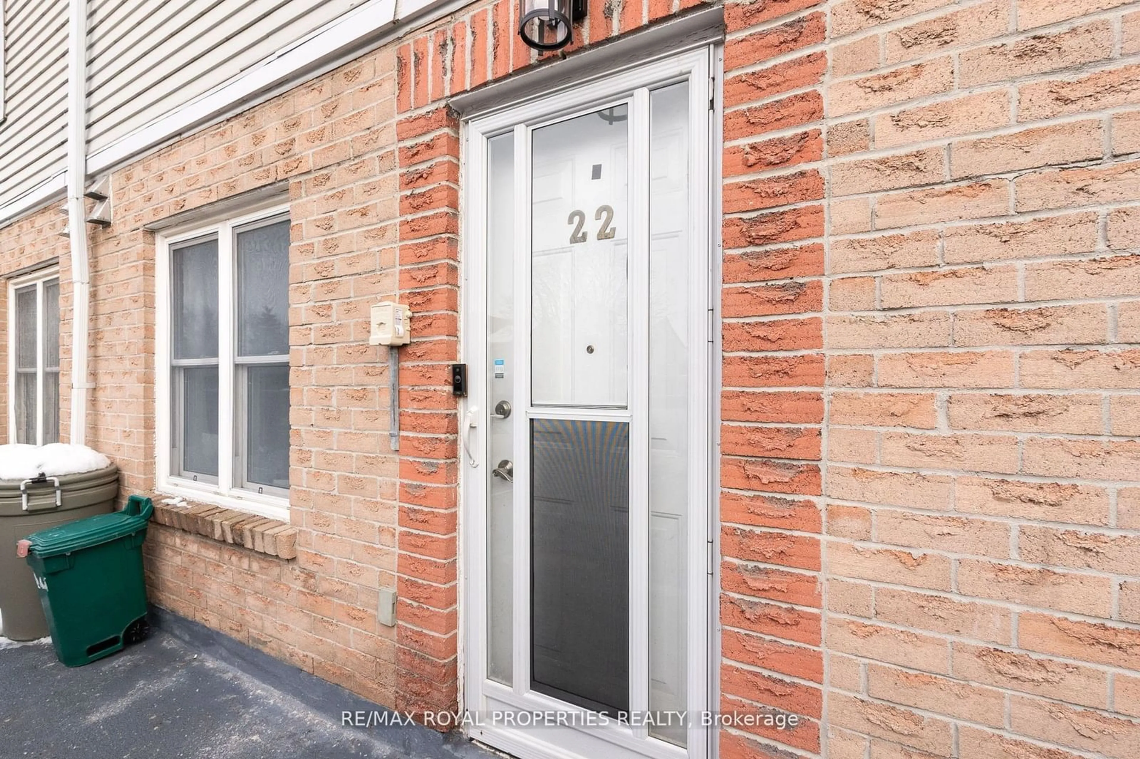 Indoor entryway for 115 Main St #22, Newmarket Ontario L3Y 8J2