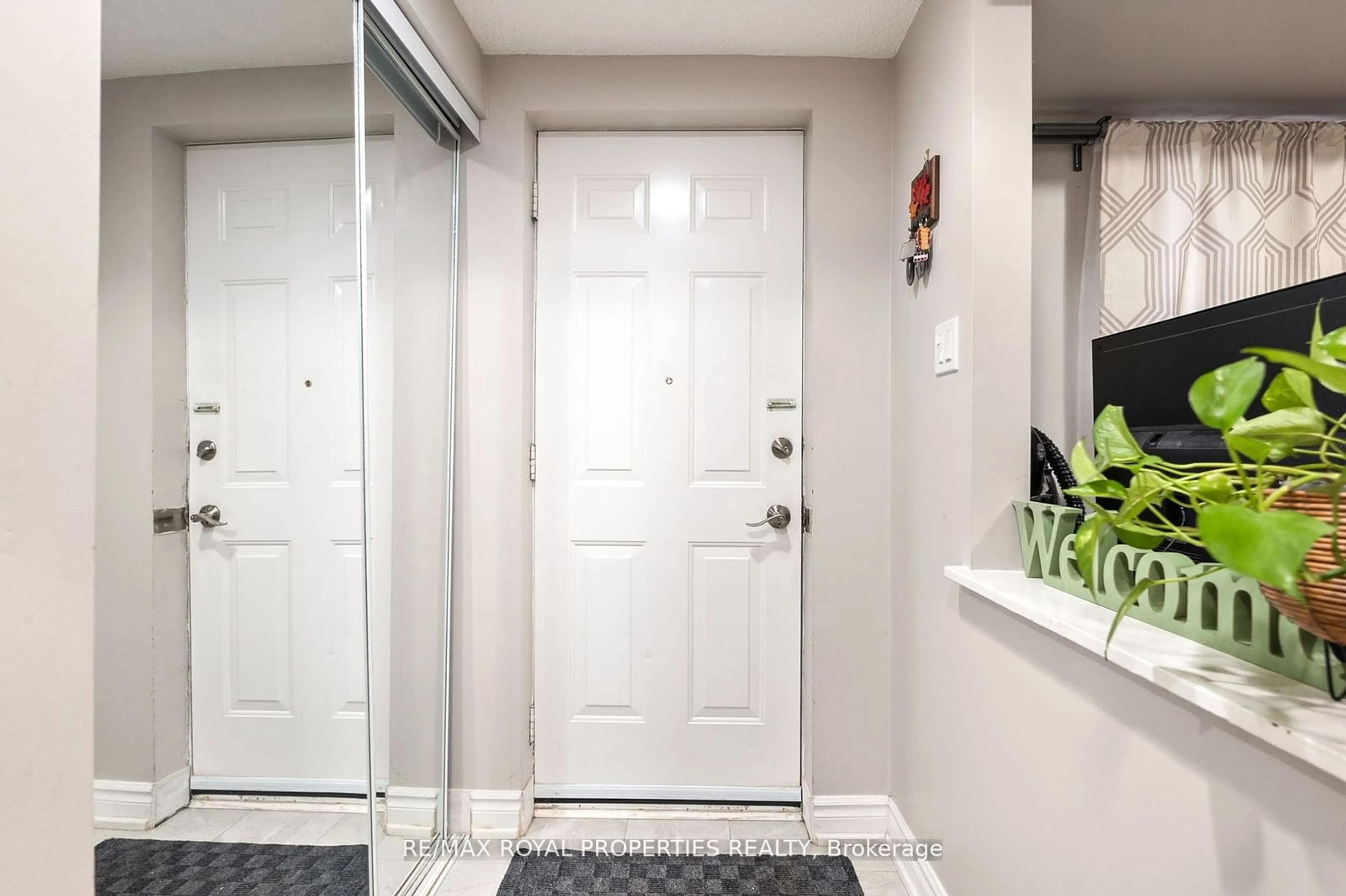 Indoor entryway for 115 Main St #22, Newmarket Ontario L3Y 8J2