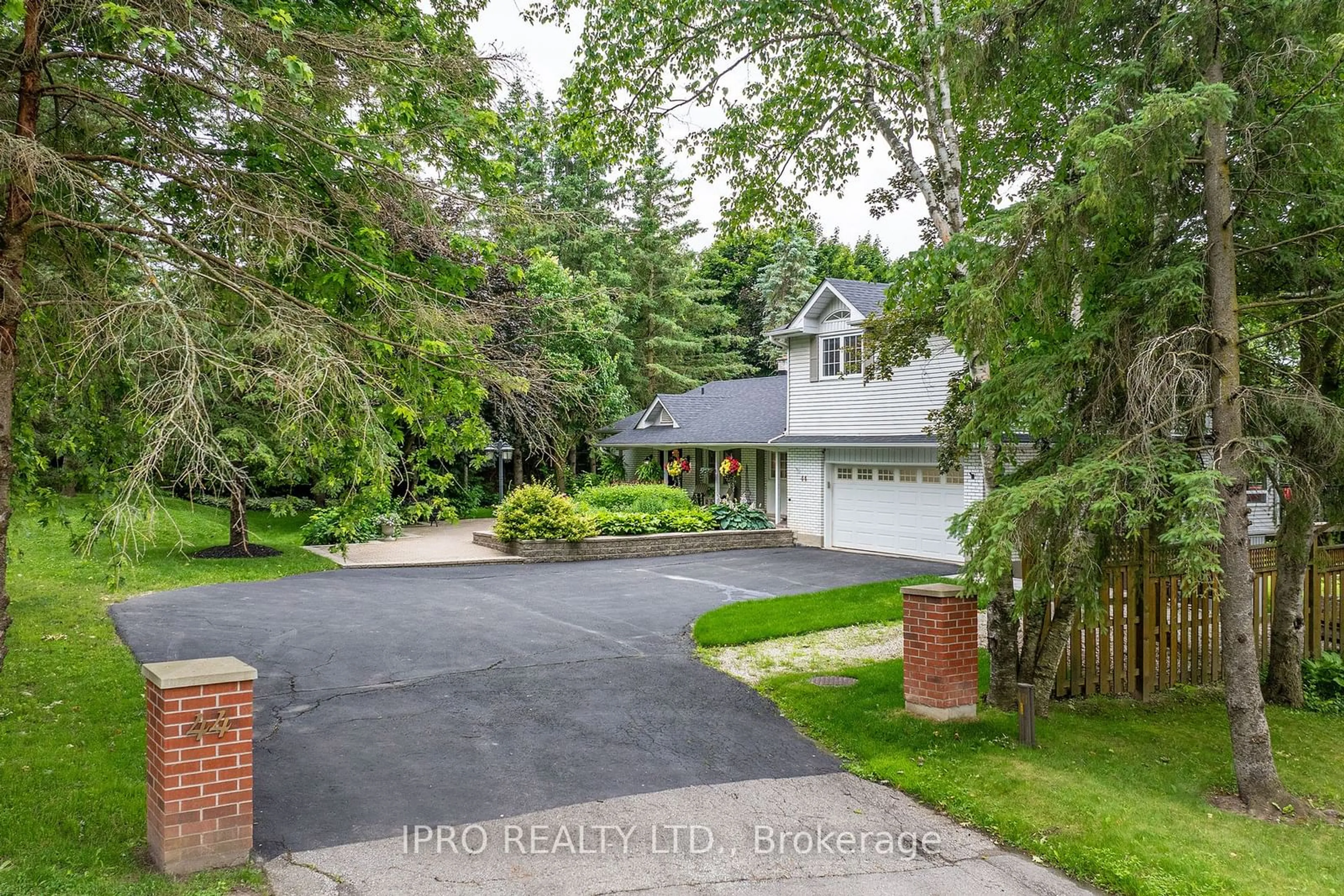 A pic from outside/outdoor area/front of a property/back of a property/a pic from drone, street for 44 Rodcliff Rd, New Tecumseth Ontario L0G 1W0