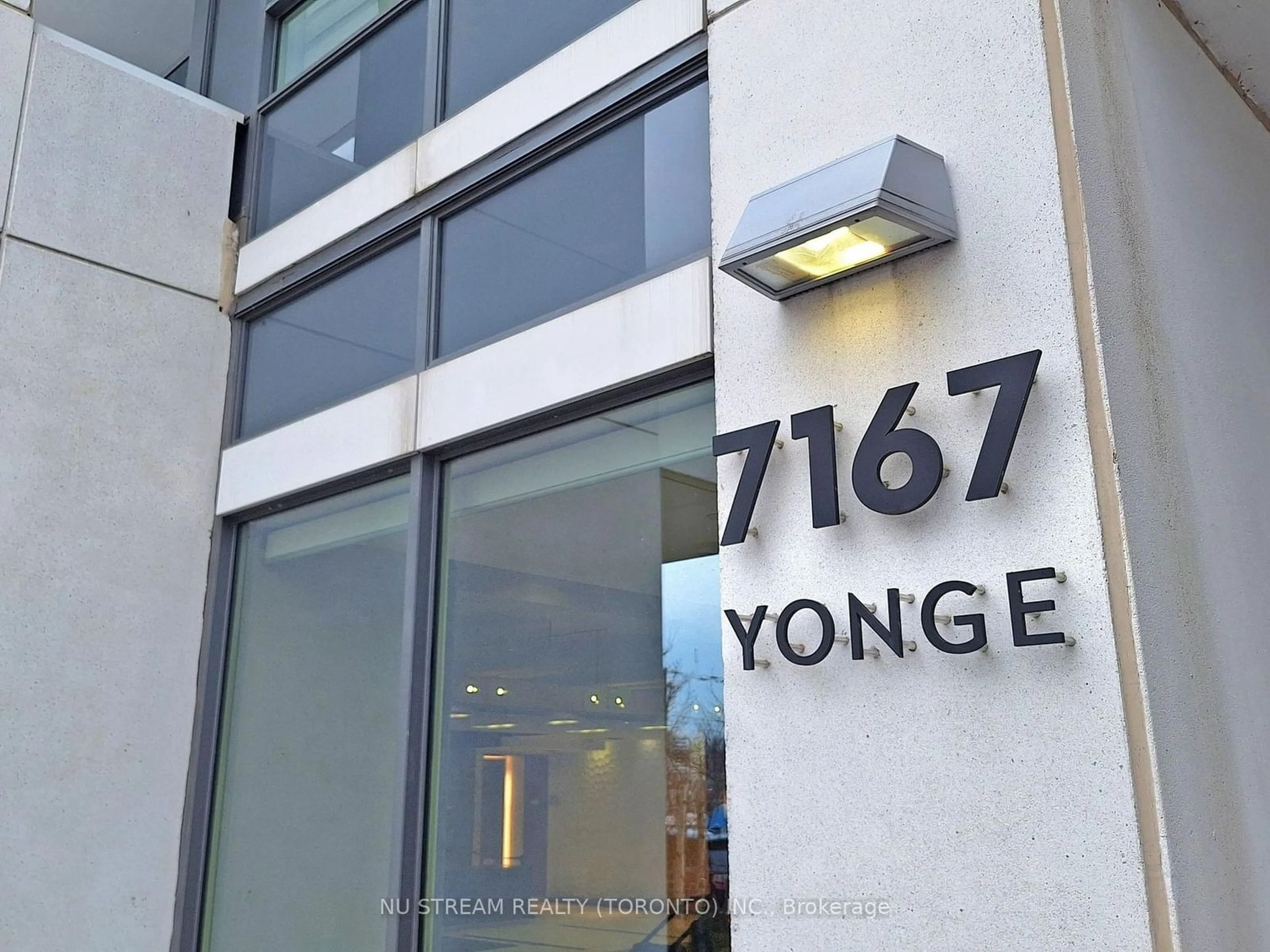 Indoor foyer for 7167 Yonge St #PH201, Markham Ontario L3T 0E1