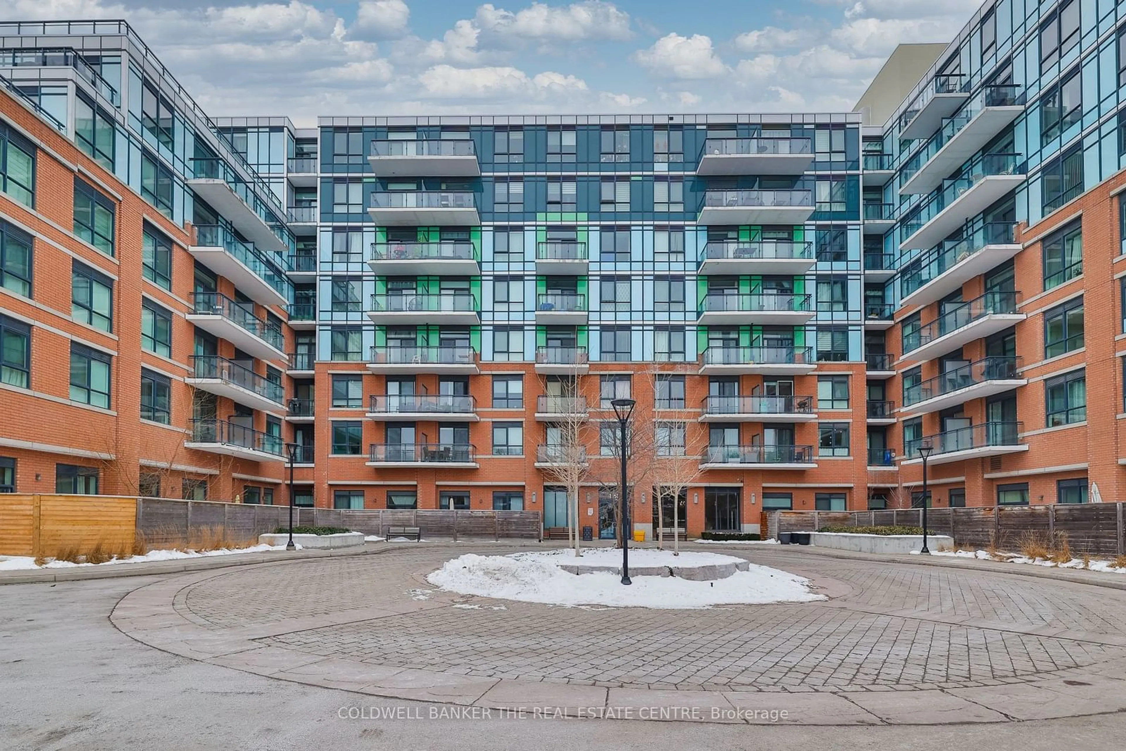 Patio, building for 11611 Yonge St #723, Richmond Hill Ontario L4E 3N8