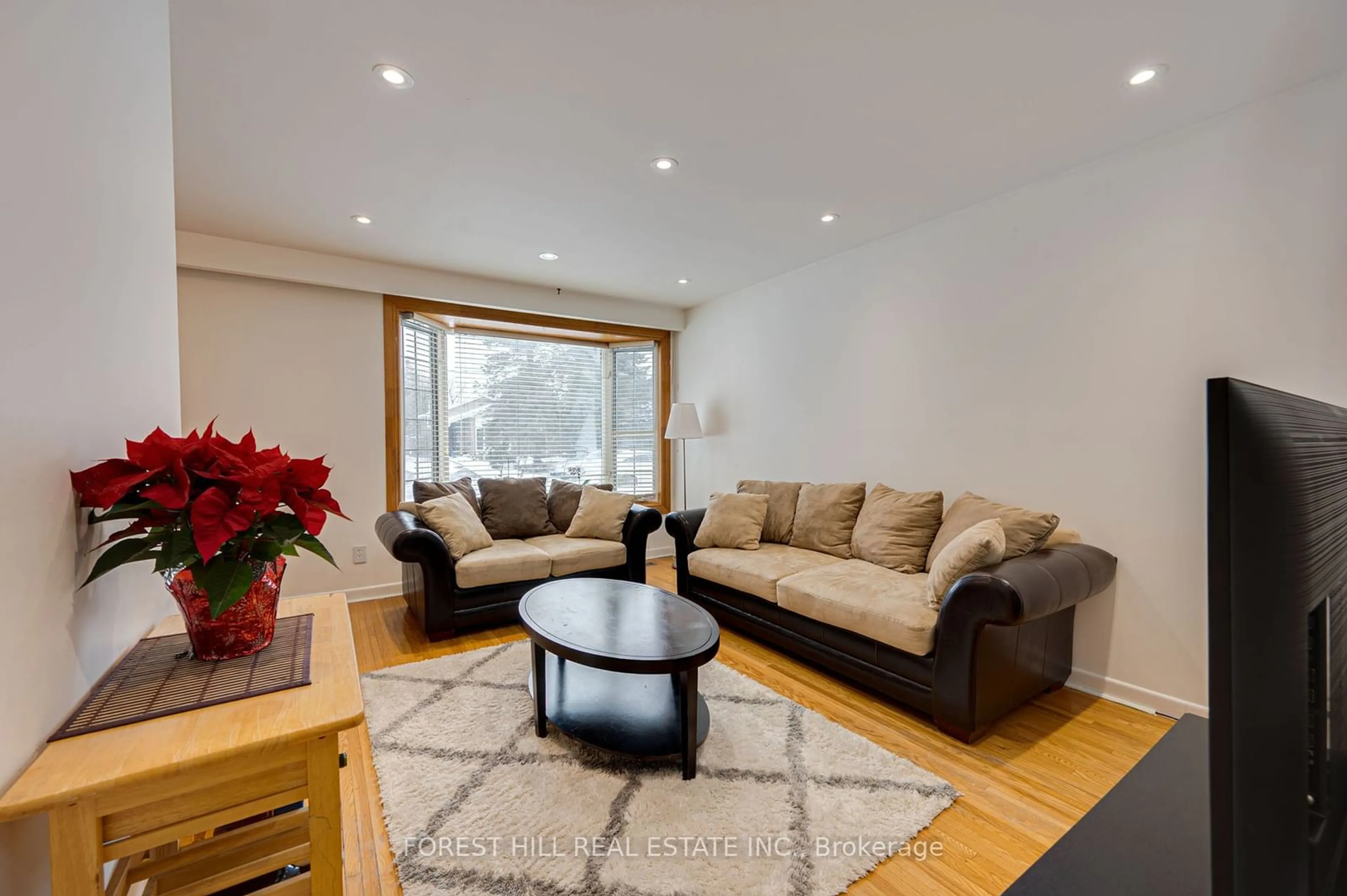 Living room with furniture, wood/laminate floor for 4 Knowles Cres, Aurora Ontario L4G 1Z7