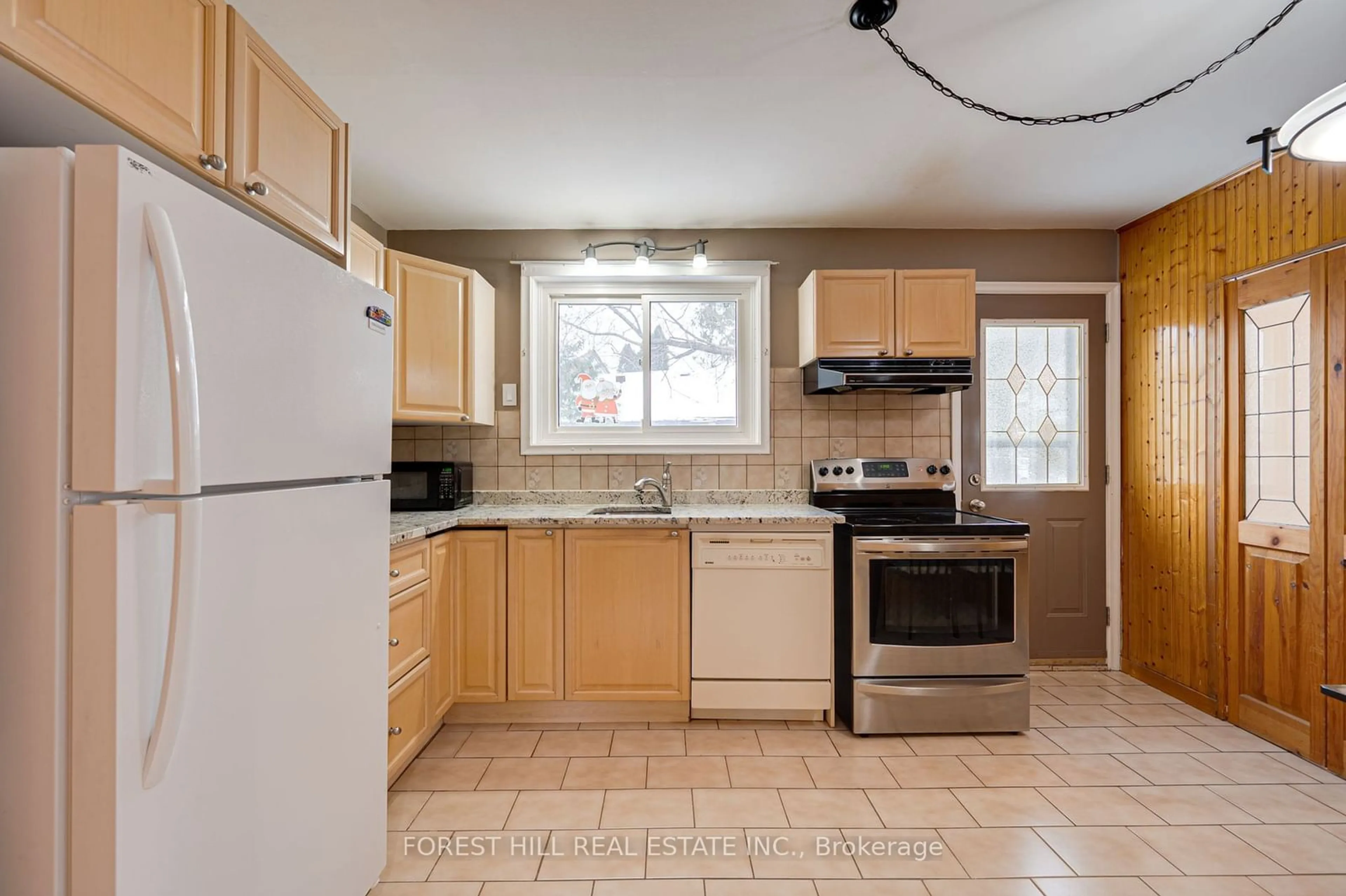 Standard kitchen, ceramic/tile floor for 4 Knowles Cres, Aurora Ontario L4G 1Z7