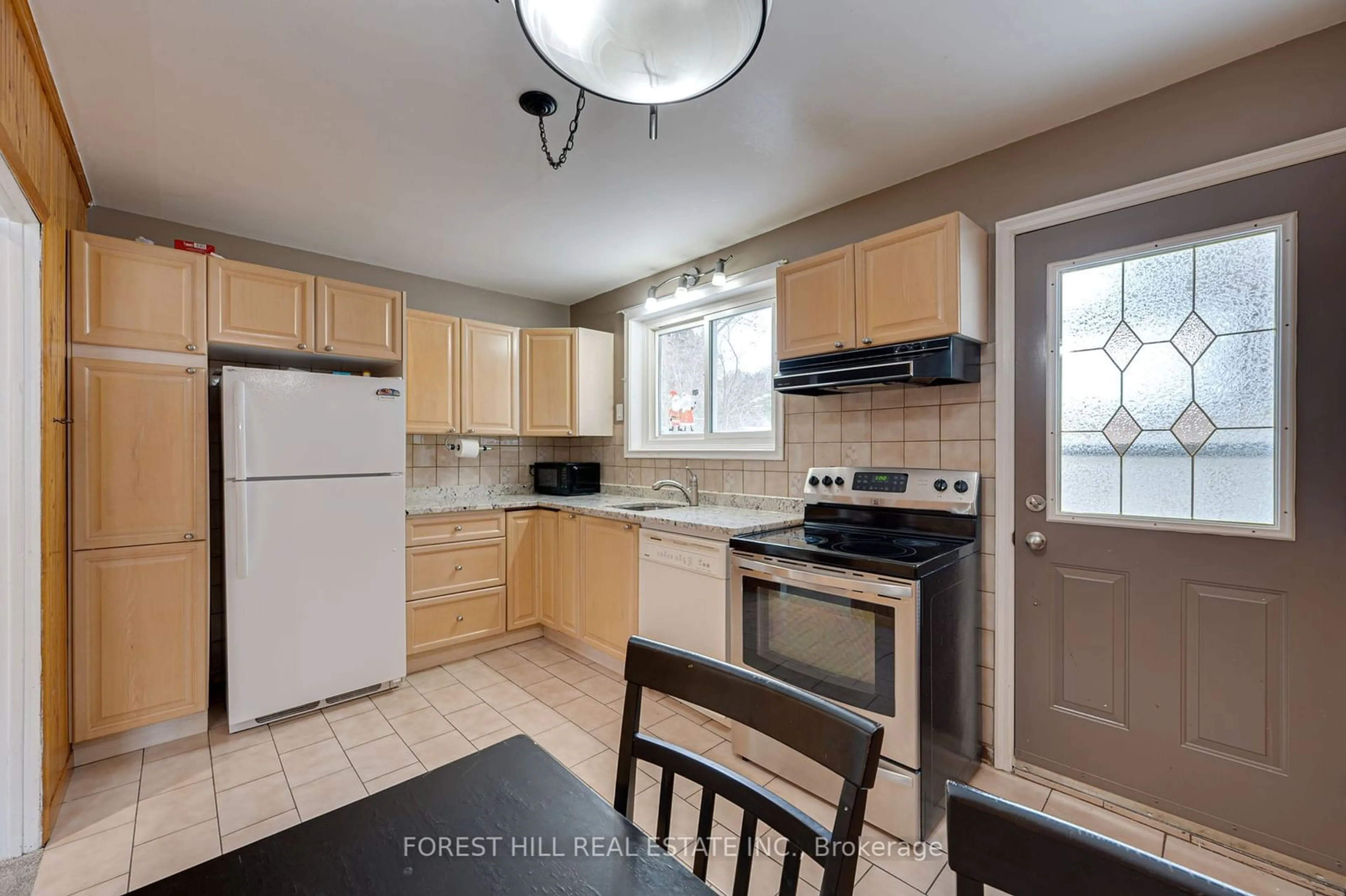 Standard kitchen, unknown for 4 Knowles Cres, Aurora Ontario L4G 1Z7