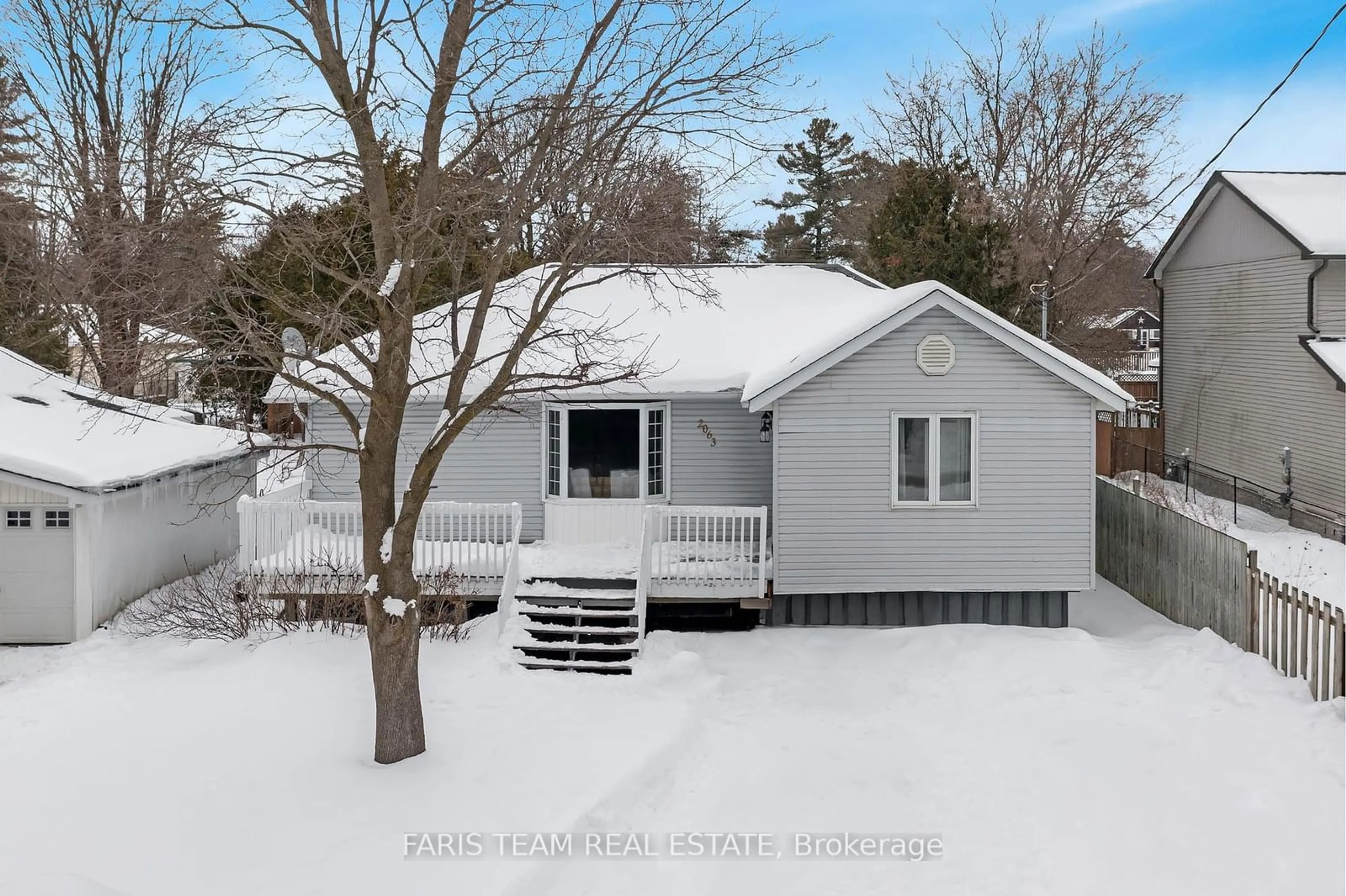 A pic from outside/outdoor area/front of a property/back of a property/a pic from drone, street for 2063 Lilac Dr, Innisfil Ontario L9S 1Y9