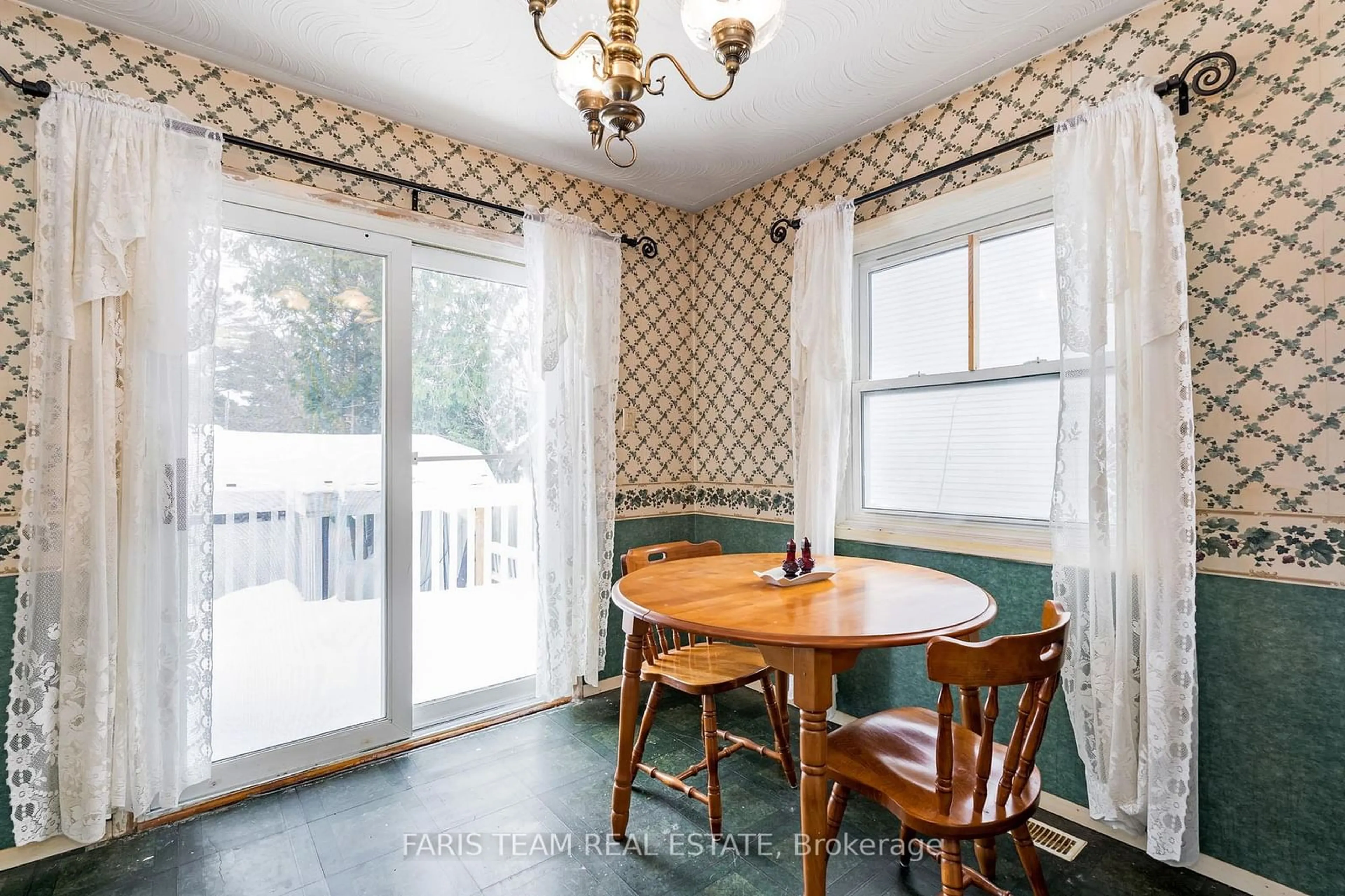 Dining room, ceramic/tile floor for 2063 Lilac Dr, Innisfil Ontario L9S 1Y9