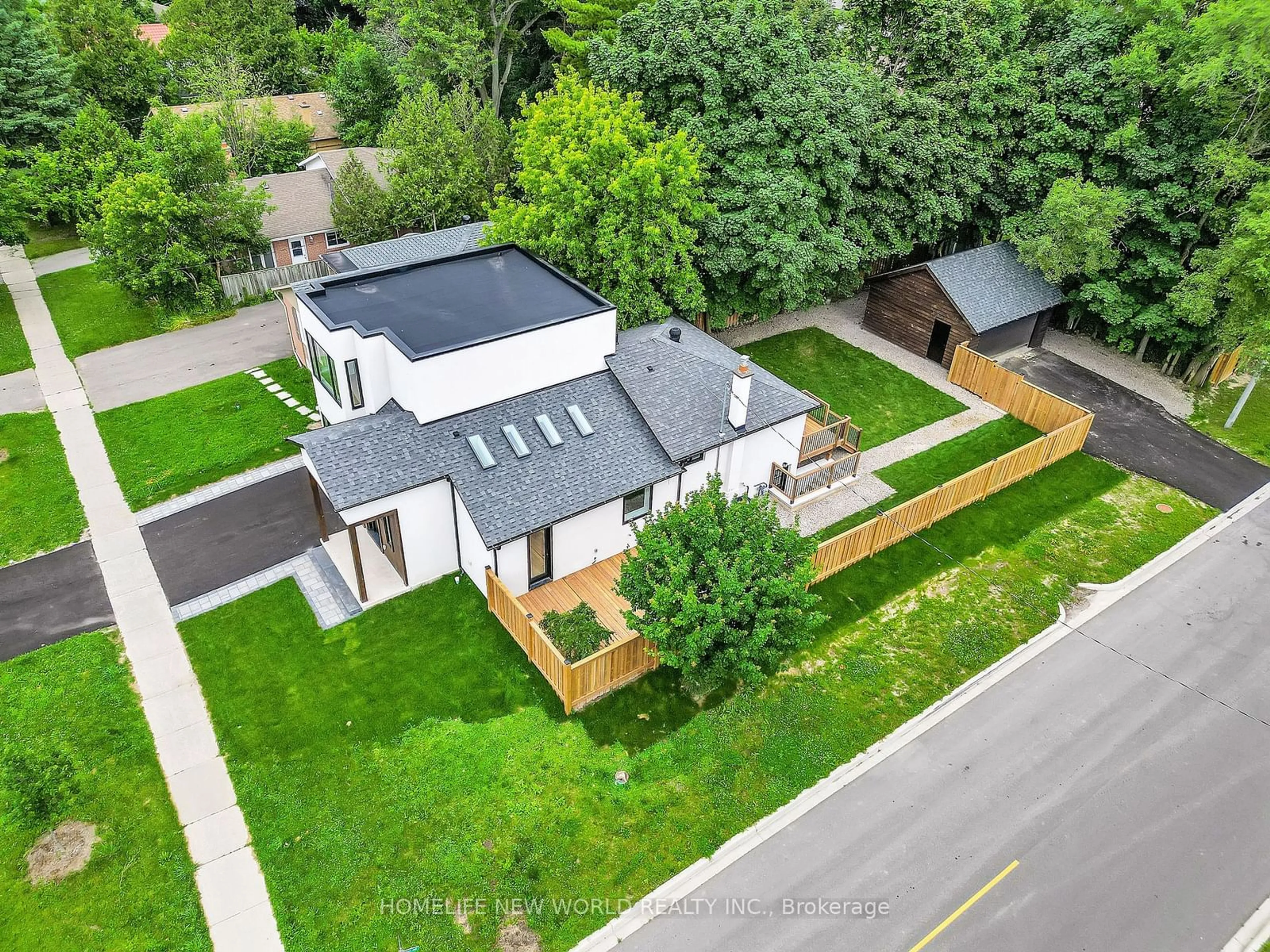 A pic from outside/outdoor area/front of a property/back of a property/a pic from drone, street for 105 Murray Dr, Aurora Ontario L4G 2C4