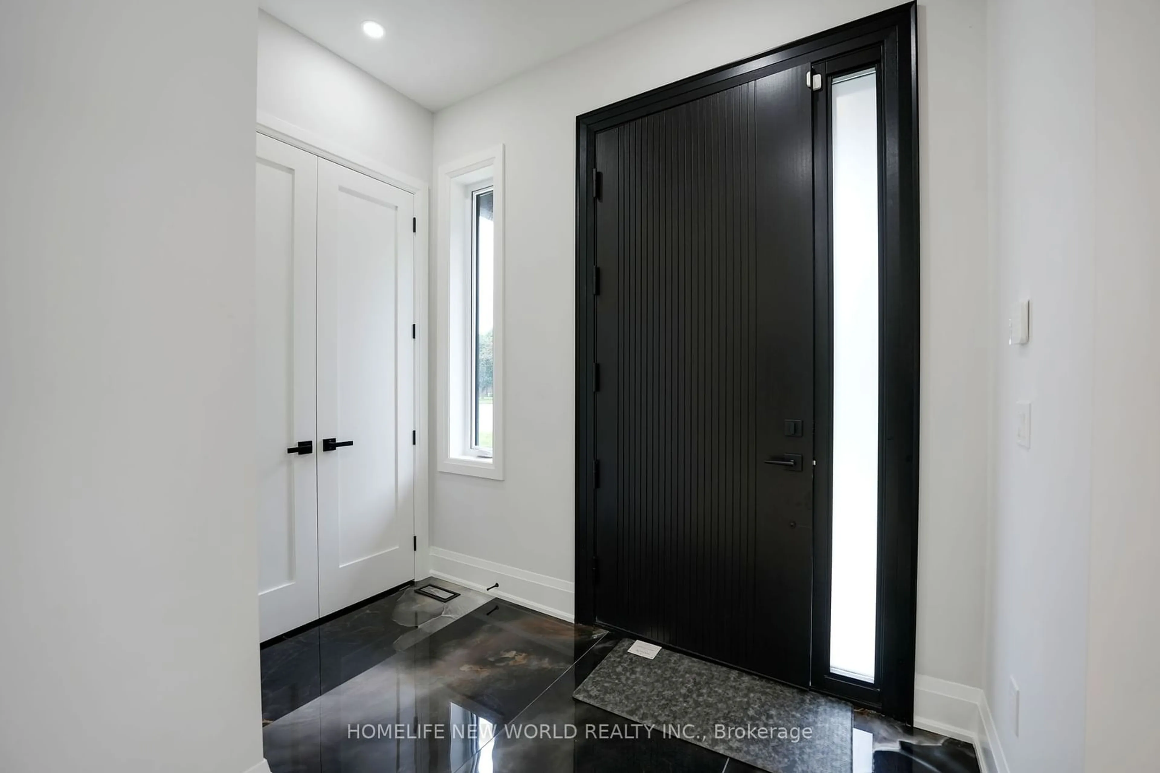 Indoor entryway for 105 Murray Dr, Aurora Ontario L4G 2C4