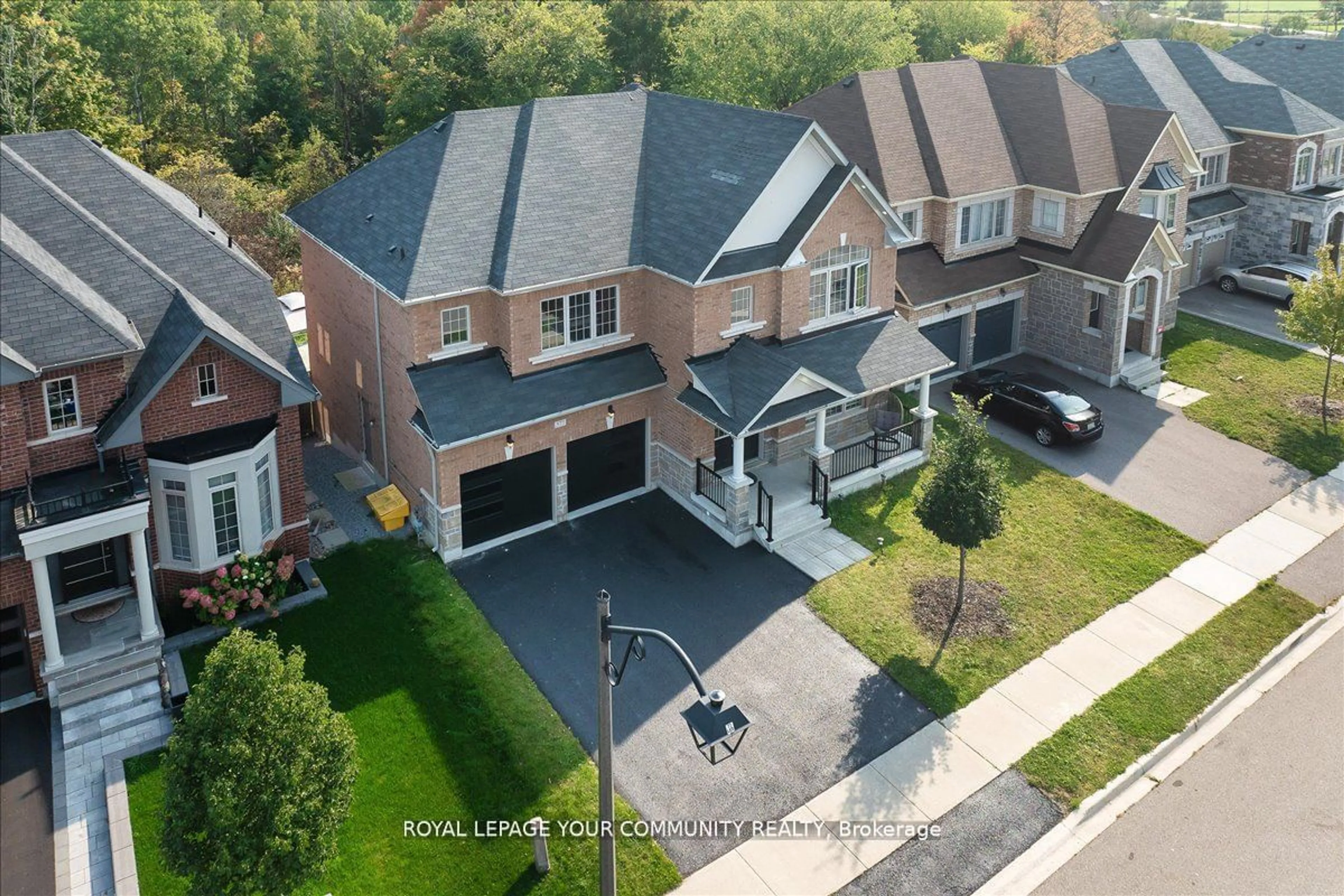 A pic from outside/outdoor area/front of a property/back of a property/a pic from drone, street for 577 Clifford Perry Pl, Newmarket Ontario L3X 0J2