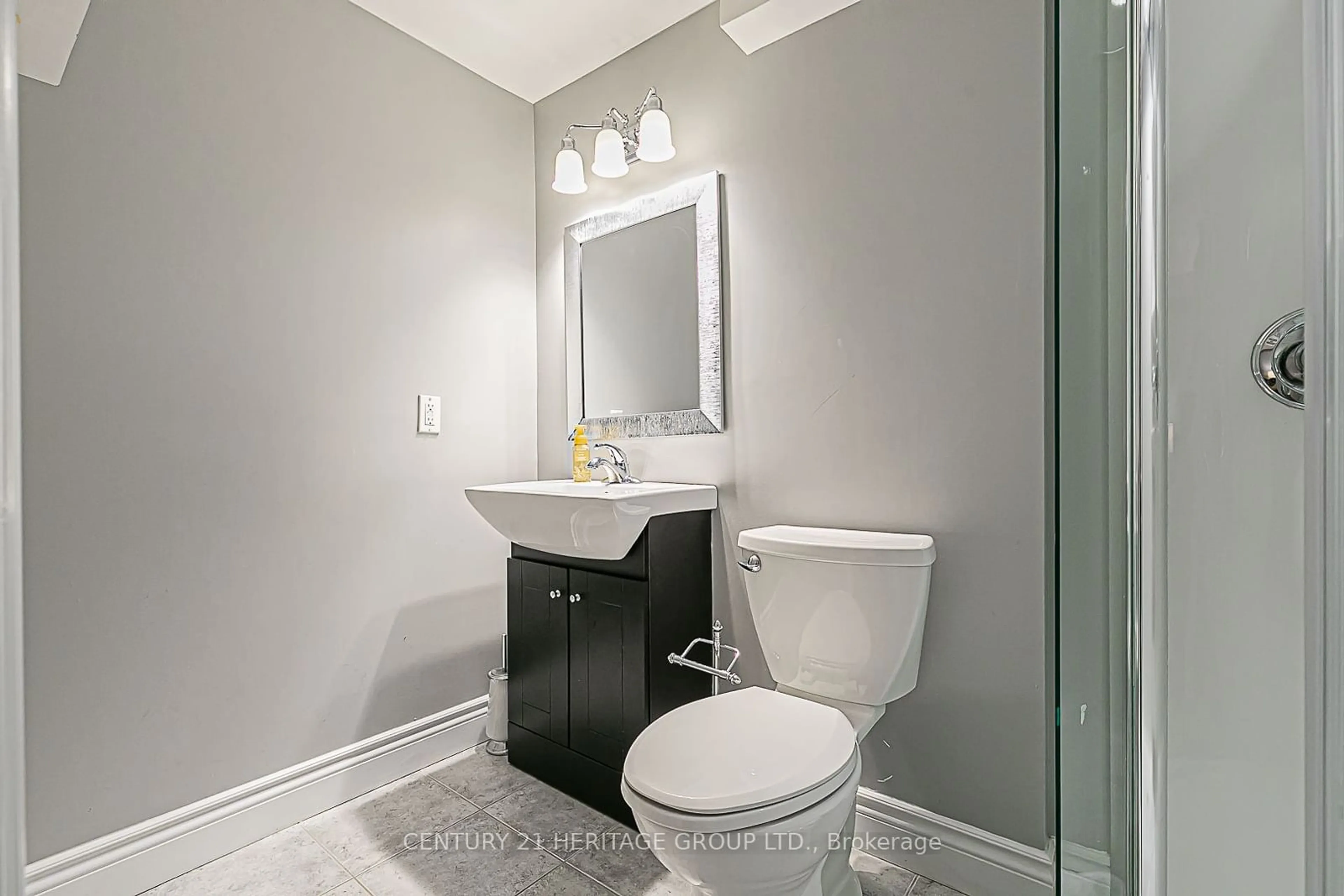 Standard bathroom, ceramic/tile floor for 8917 Yonge St, Richmond Hill Ontario L4C 0L5