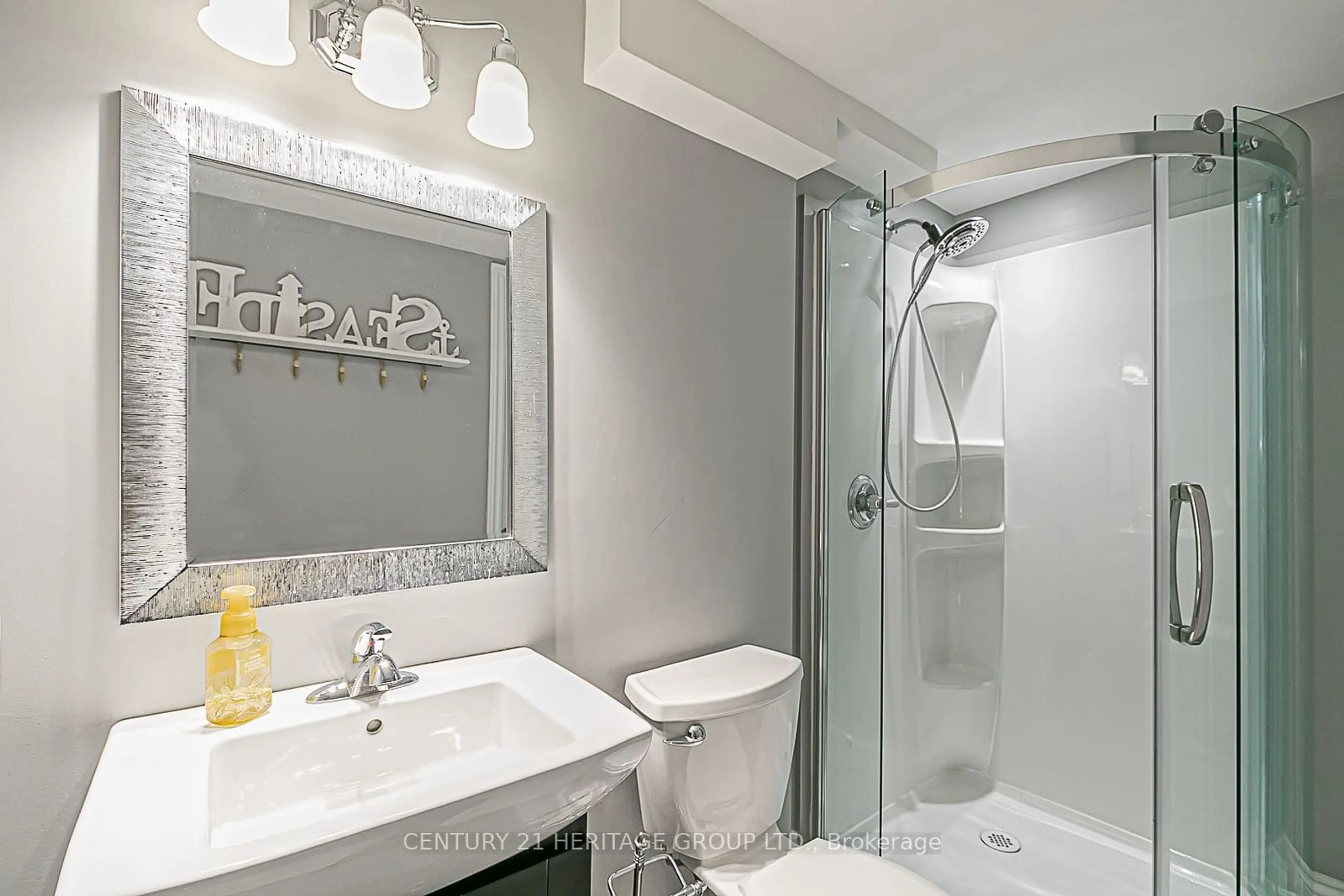 Contemporary bathroom, ceramic/tile floor for 8917 Yonge St, Richmond Hill Ontario L4C 0L5