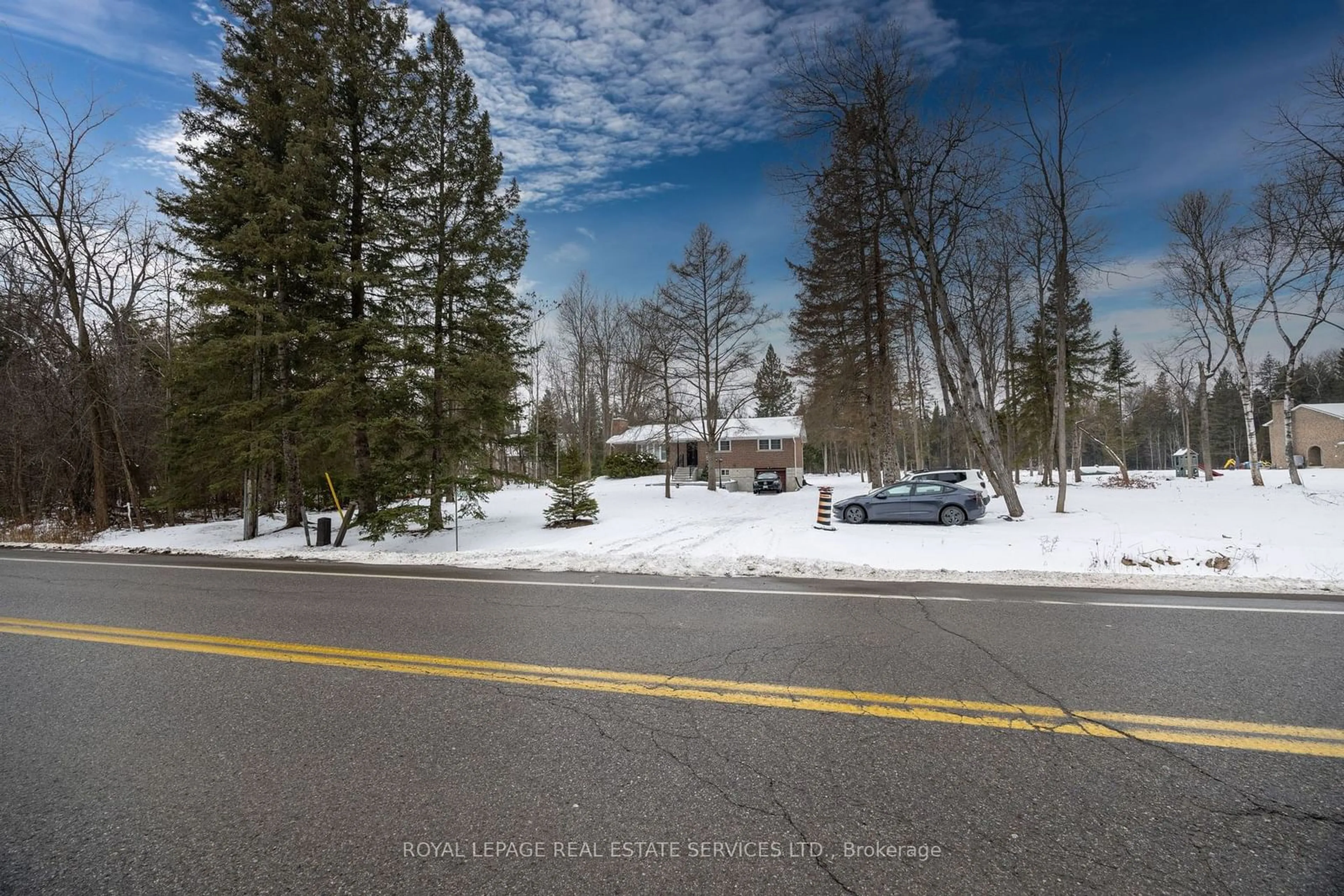 A pic from outside/outdoor area/front of a property/back of a property/a pic from drone, street for 20430 Bathurst St, East Gwillimbury Ontario L9N 1P5