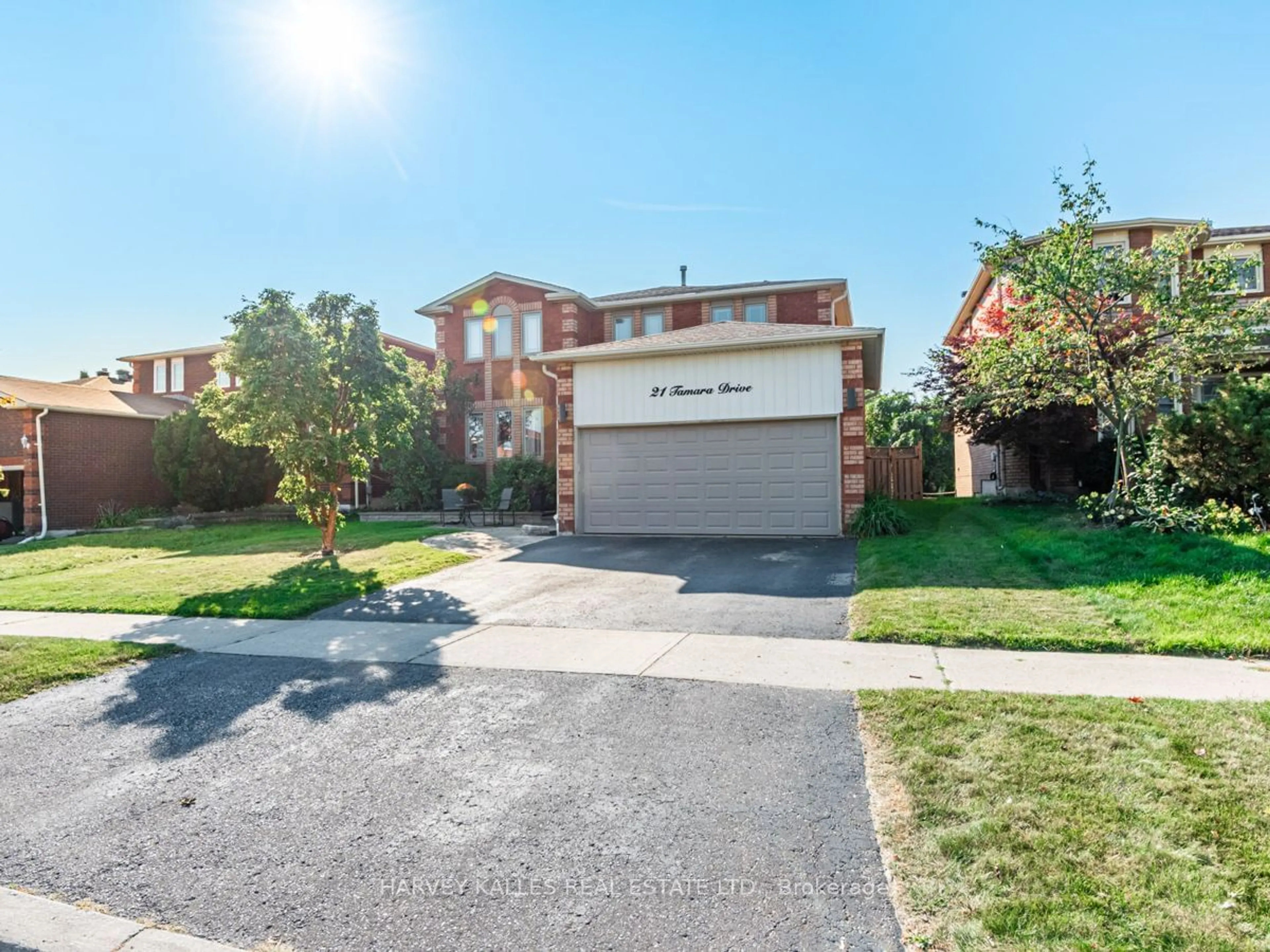 A pic from outside/outdoor area/front of a property/back of a property/a pic from drone, street for 21 Tamara Dr, Richmond Hill Ontario L4S 1E7