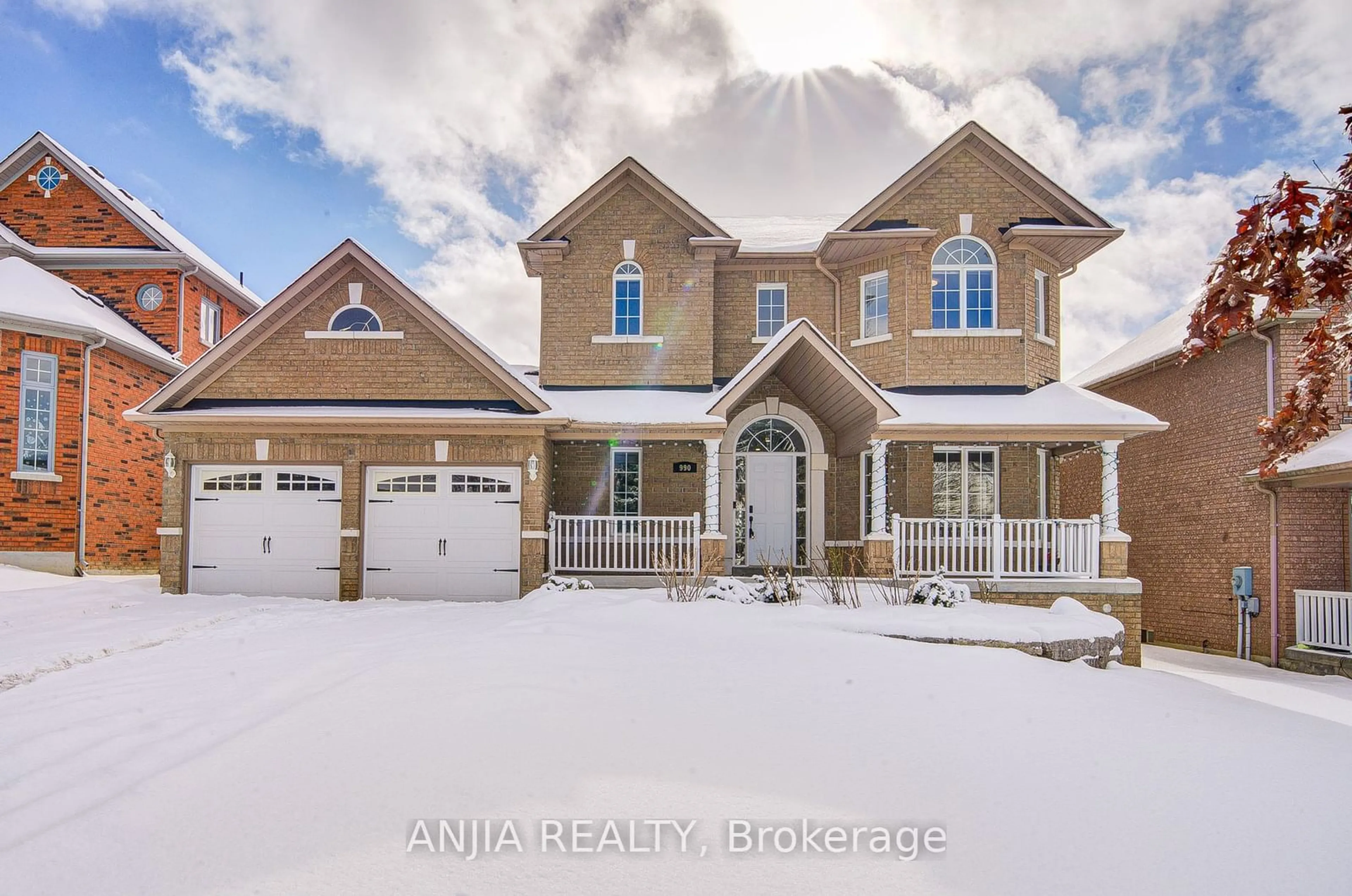 Home with brick exterior material, street for 990 Northern Prospect Cres, Newmarket Ontario L3X 1N8