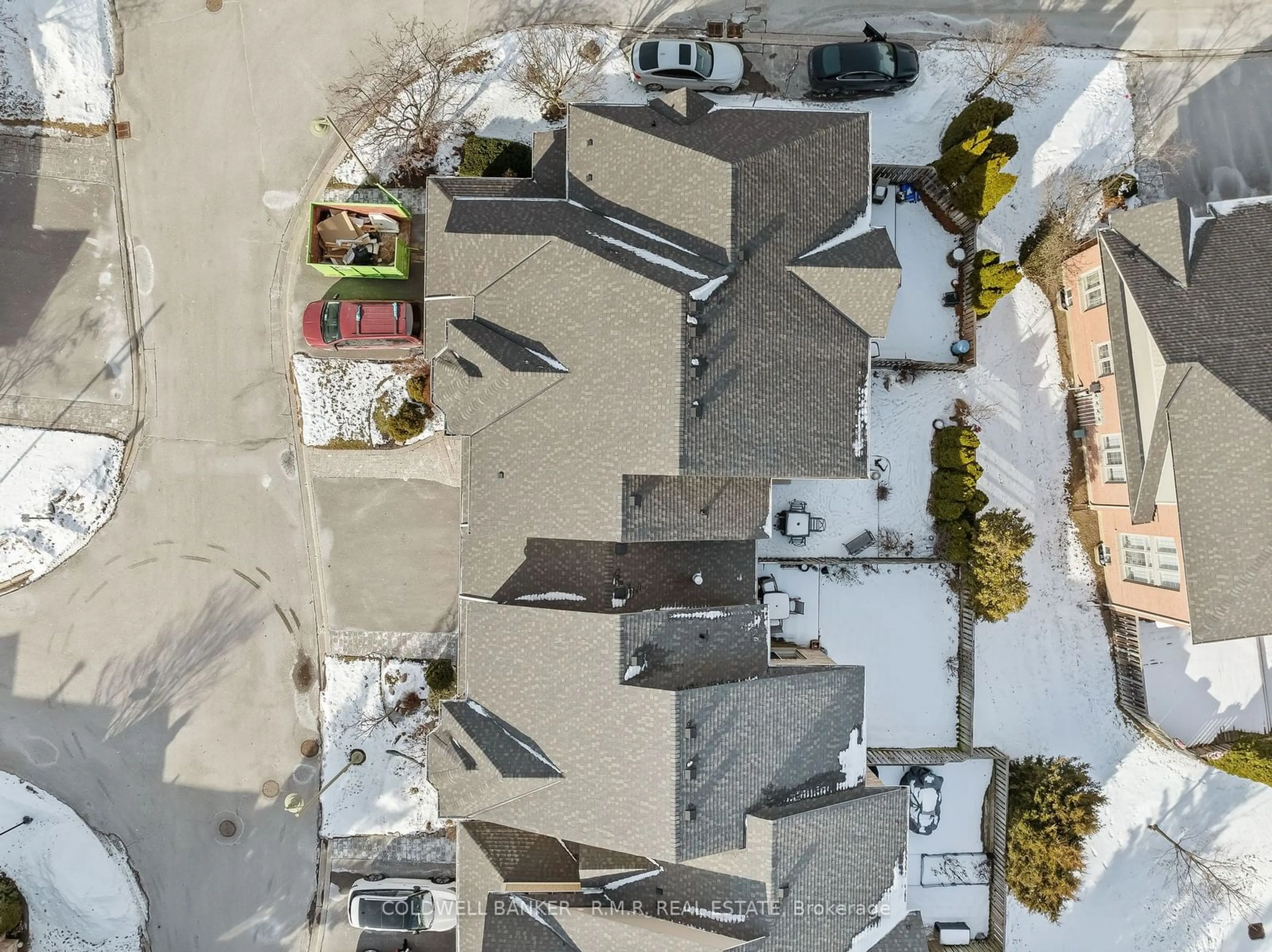 A pic from outside/outdoor area/front of a property/back of a property/a pic from drone, street for 43 Louisbourg Way, Markham Ontario L6E 2A2