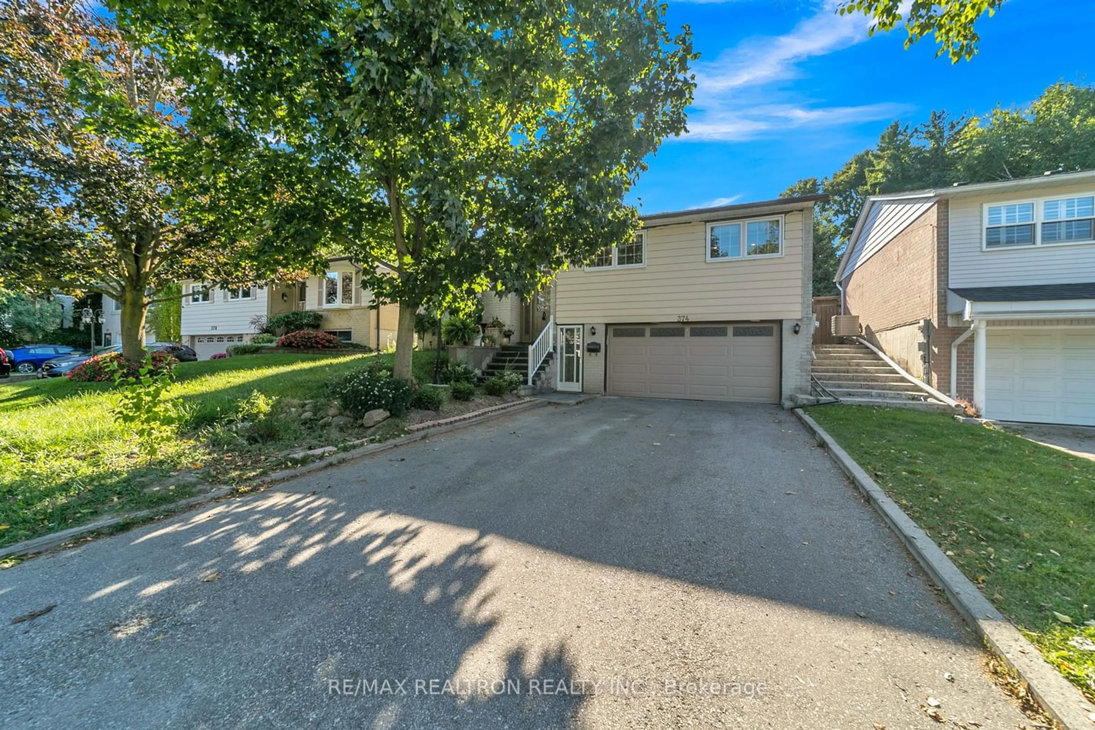 A pic from outside/outdoor area/front of a property/back of a property/a pic from drone, street for 374 Borden Ave, Newmarket Ontario L3Y 5B9