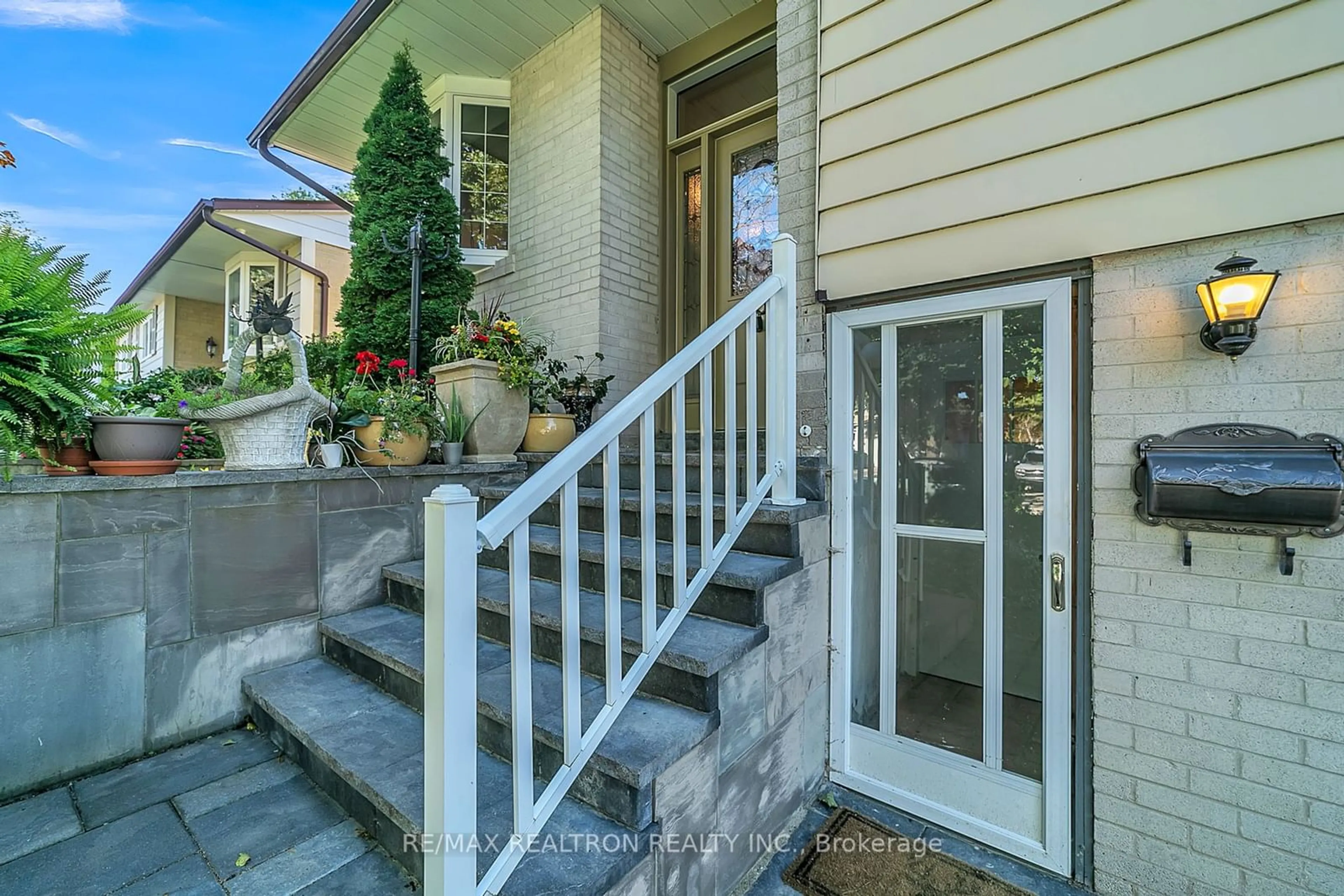 Unknown for 374 Borden Ave, Newmarket Ontario L3Y 5B9