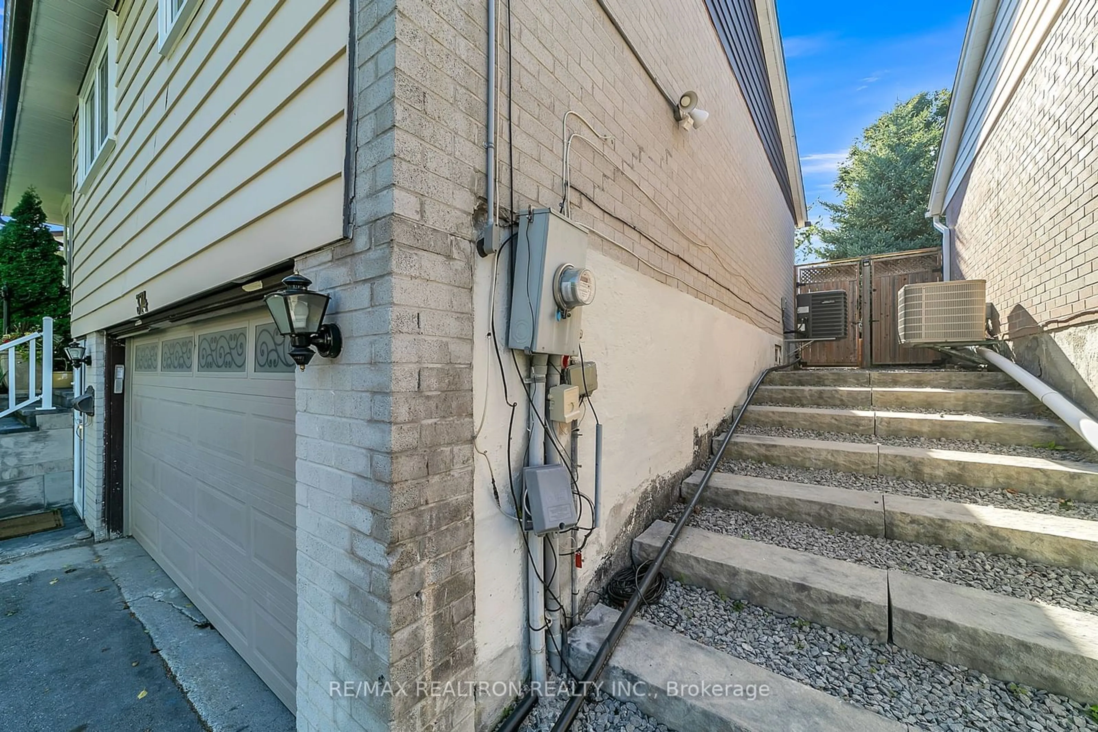 Unknown for 374 Borden Ave, Newmarket Ontario L3Y 5B9