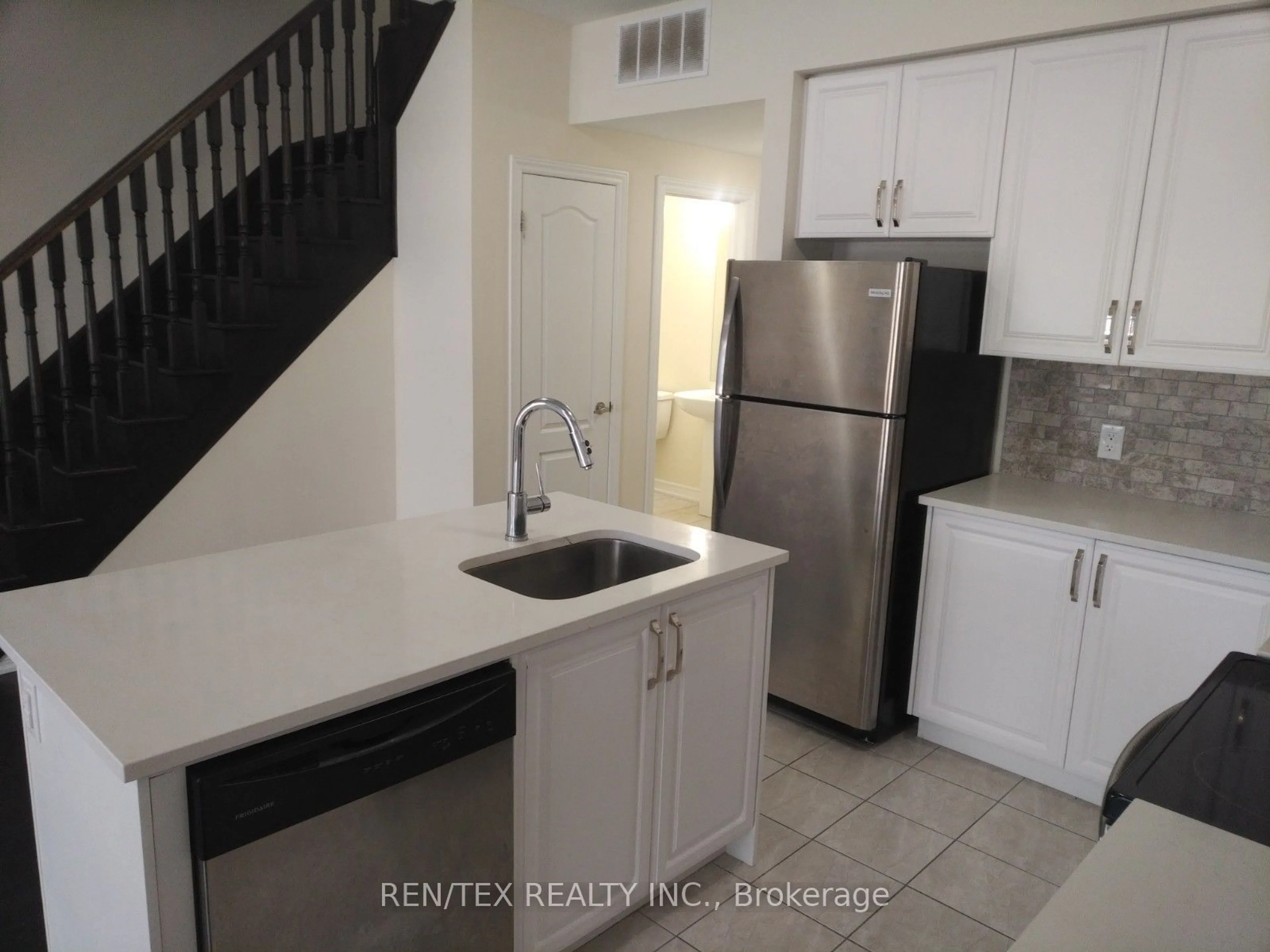 Standard kitchen, ceramic/tile floor for 3865 Major Mackenzie Dr #222, Vaughan Ontario L4H 4P4