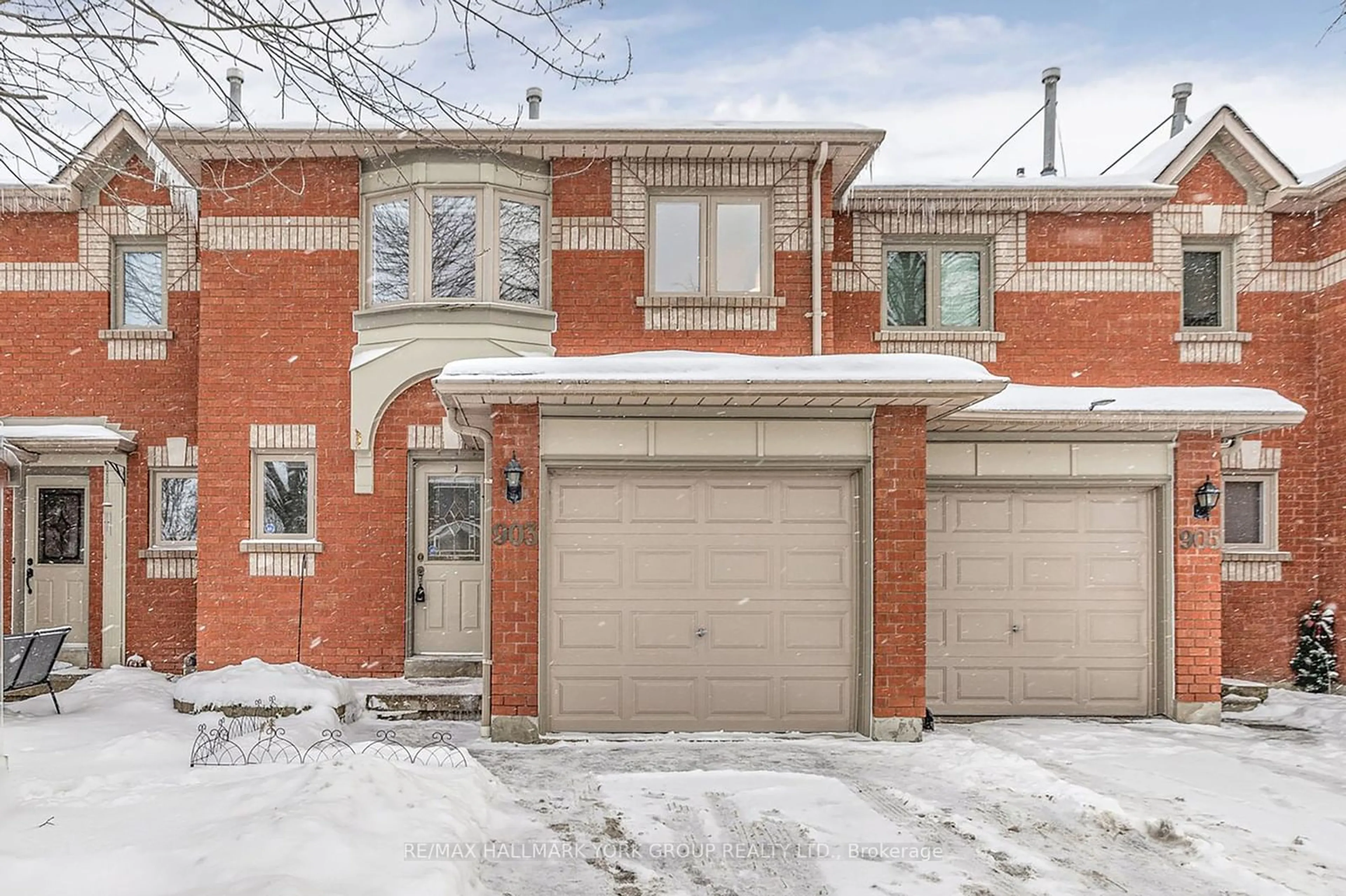 Home with brick exterior material, street for 903 Caribou Valley Circ, Newmarket Ontario L3X 1W9