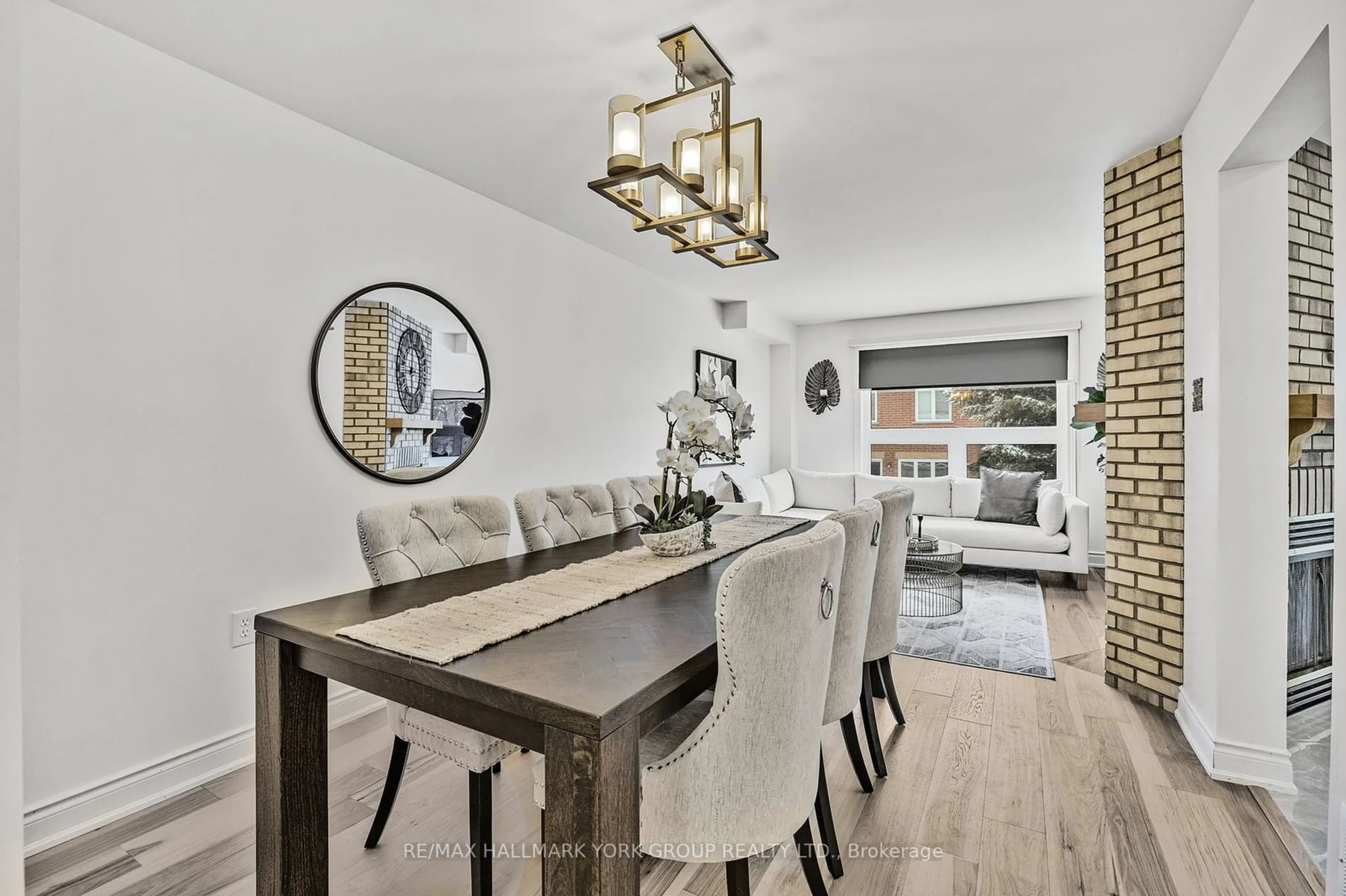 Dining room, wood/laminate floor for 903 Caribou Valley Circ, Newmarket Ontario L3X 1W9