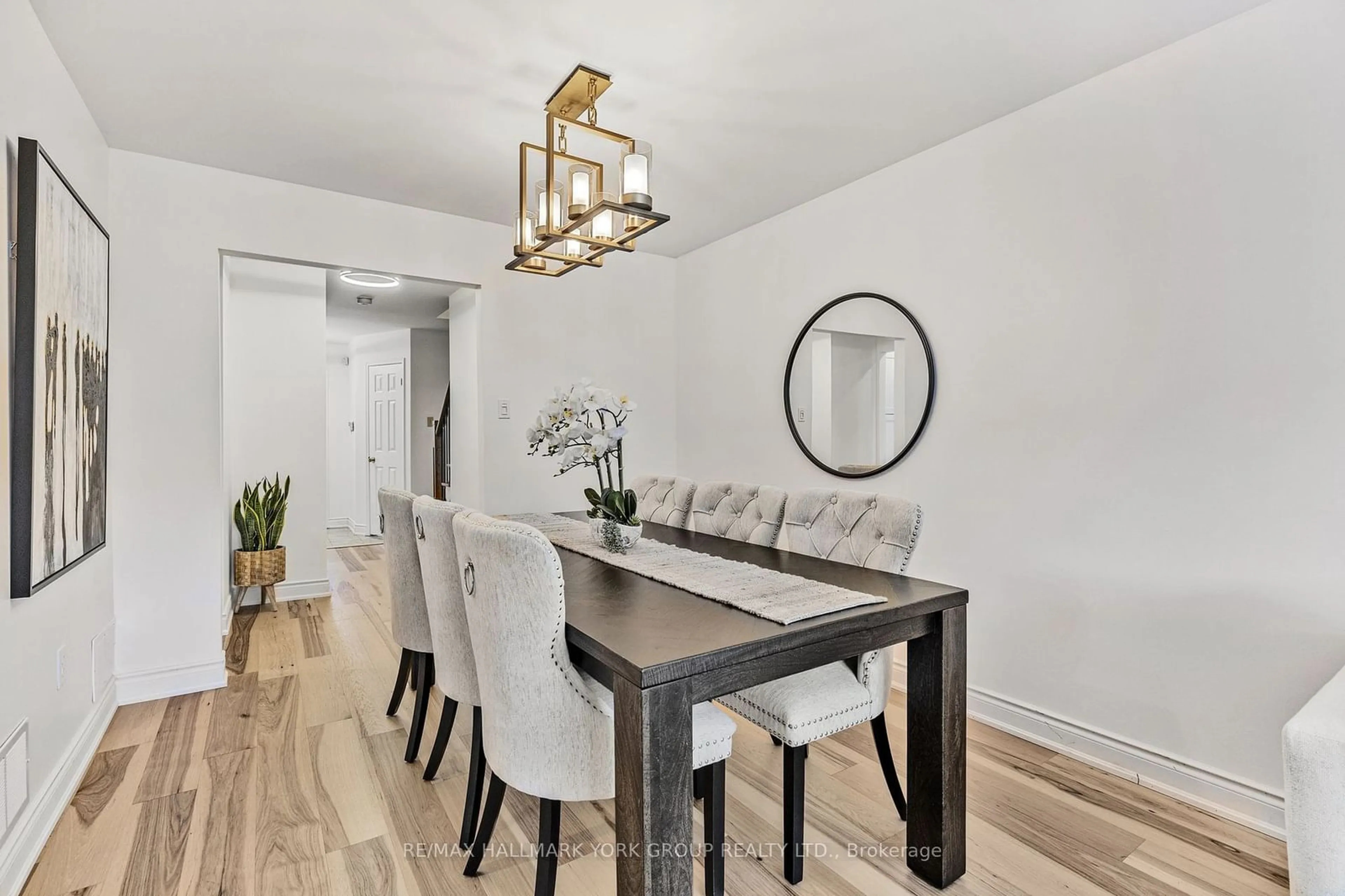 Dining room, wood/laminate floor for 903 Caribou Valley Circ, Newmarket Ontario L3X 1W9