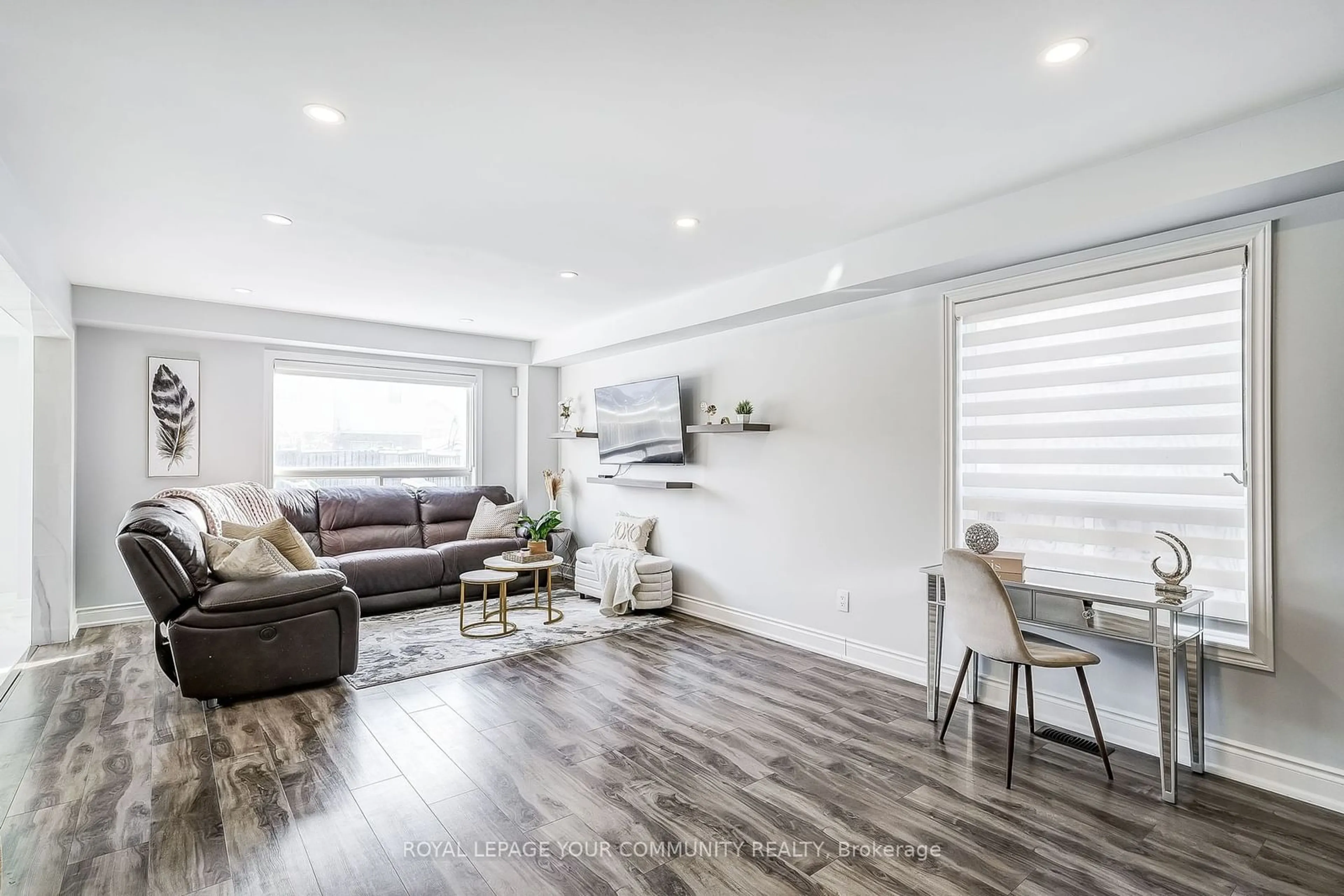 Living room with furniture, wood/laminate floor for 45 Mcmulkin St, New Tecumseth Ontario L9R 0A7