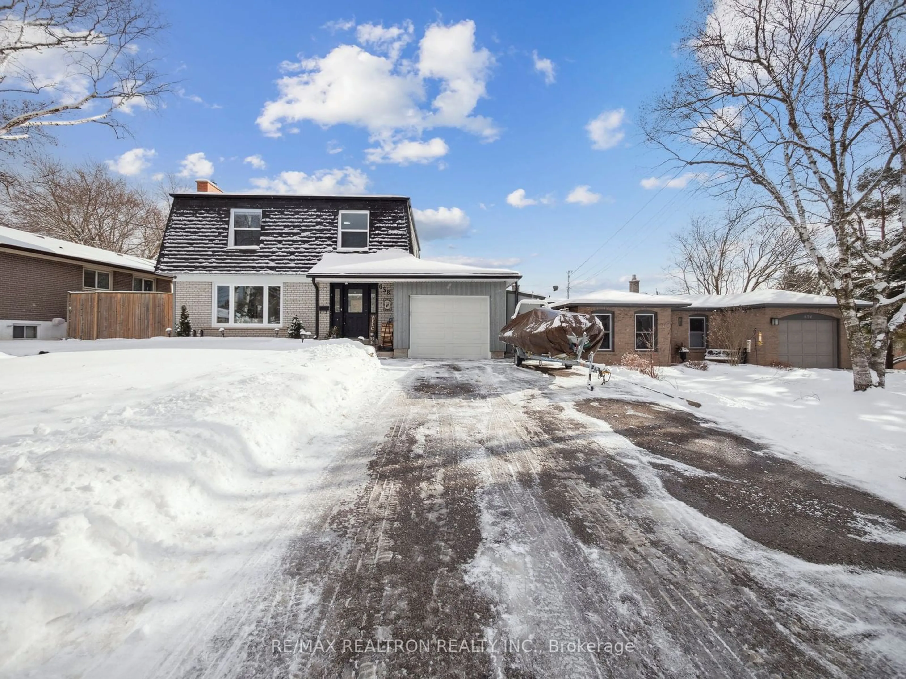 A pic from outside/outdoor area/front of a property/back of a property/a pic from drone, street for 638 Red Deer St, Newmarket Ontario L3Y 3A5